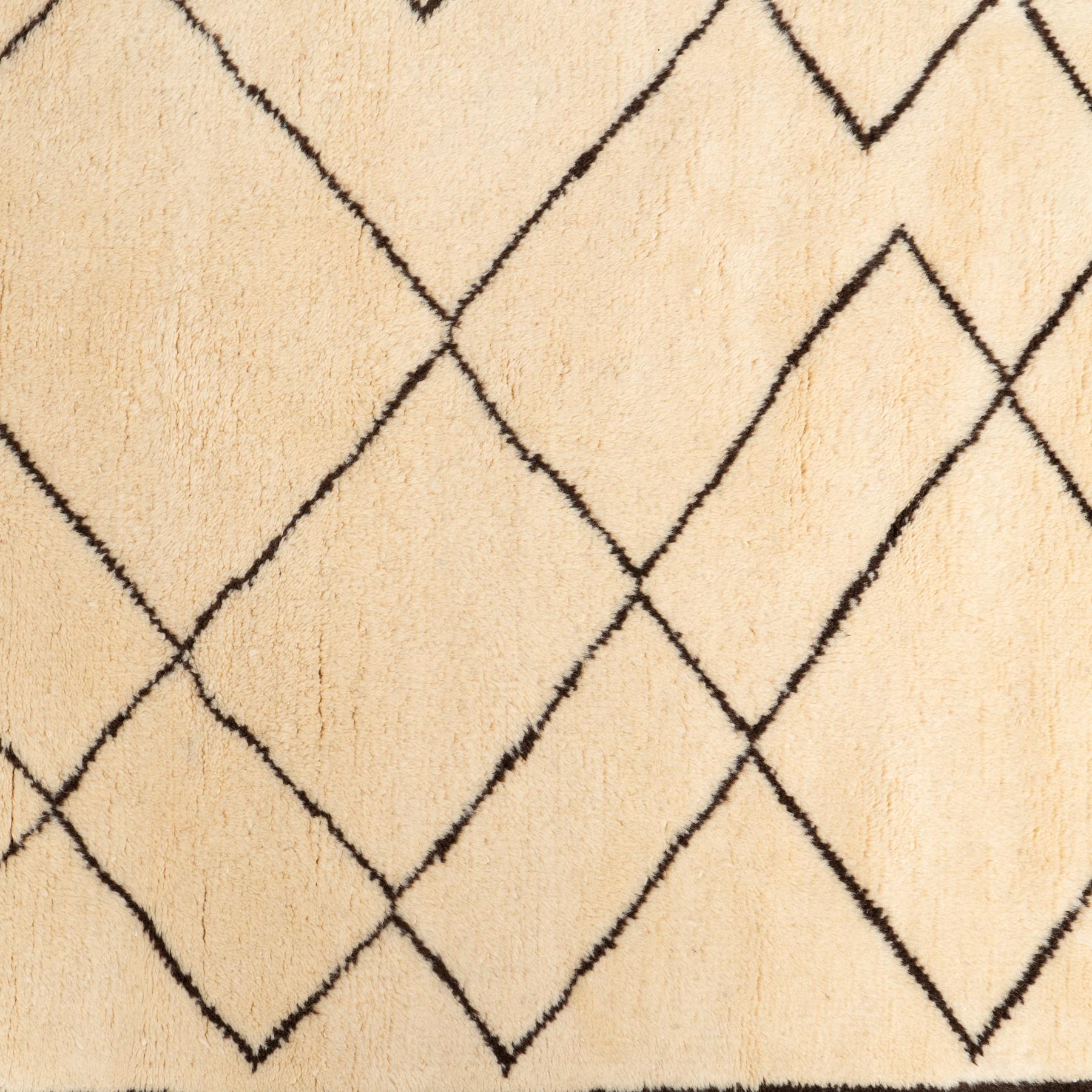 Alfombra marroquí de lana - Años 80, diseño geométrico tradicional en tonos beige y marrón Moderno de mediados de siglo en venta
