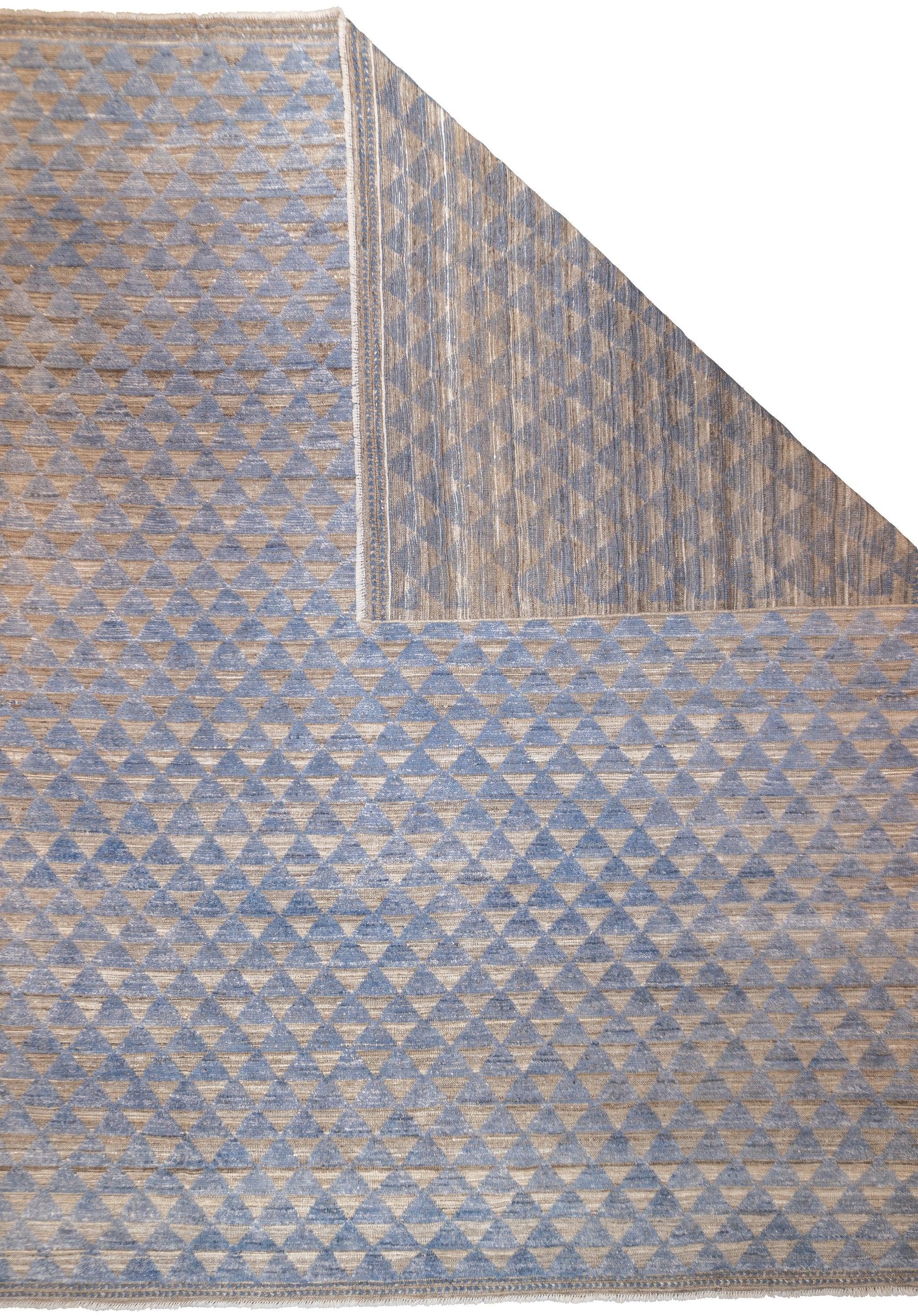 Tapis marocain en laine 9'5'' x 11'3''. Ils comprennent à la fois les tapis berbères nomades des montagnes de l'Atlas, avec des piles très épaisses, des nouages grossiers et des palettes limitées, et les tapis plus colorés, plus grossiers à modérés,