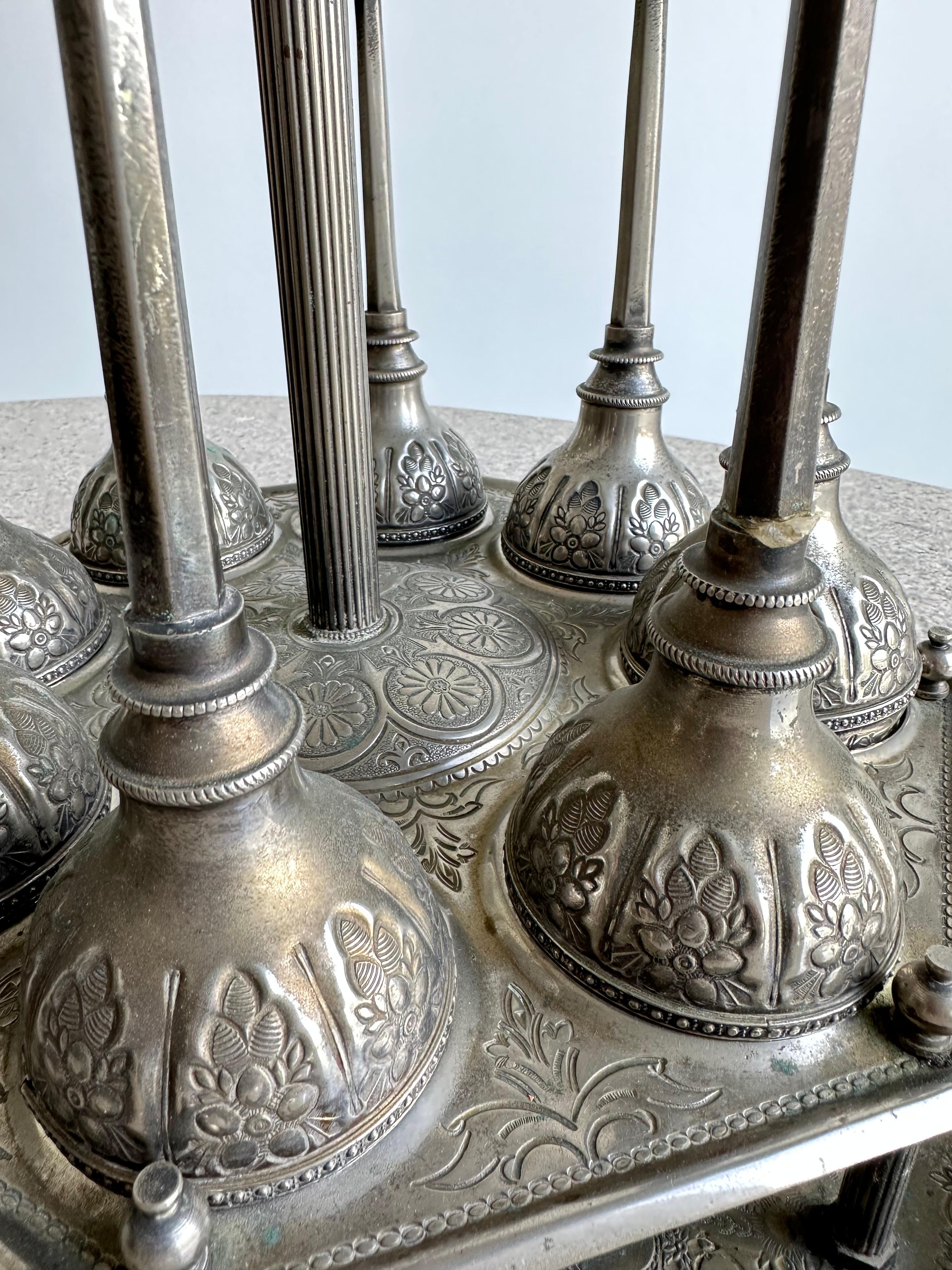 Juego de ocho frascos de perfume marroquíes vintage bañados en plata Hecho a mano en venta