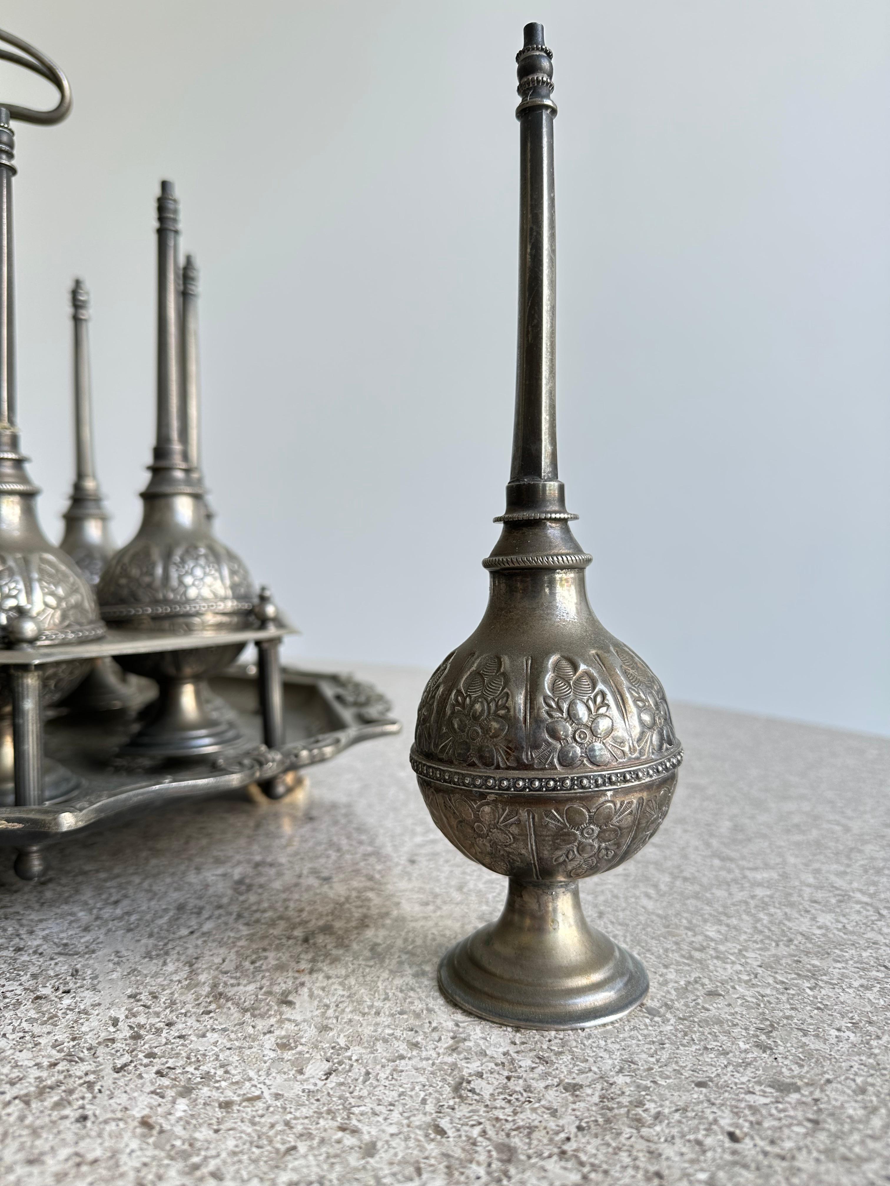 Juego de ocho frascos de perfume marroquíes vintage bañados en plata mediados del siglo XX en venta