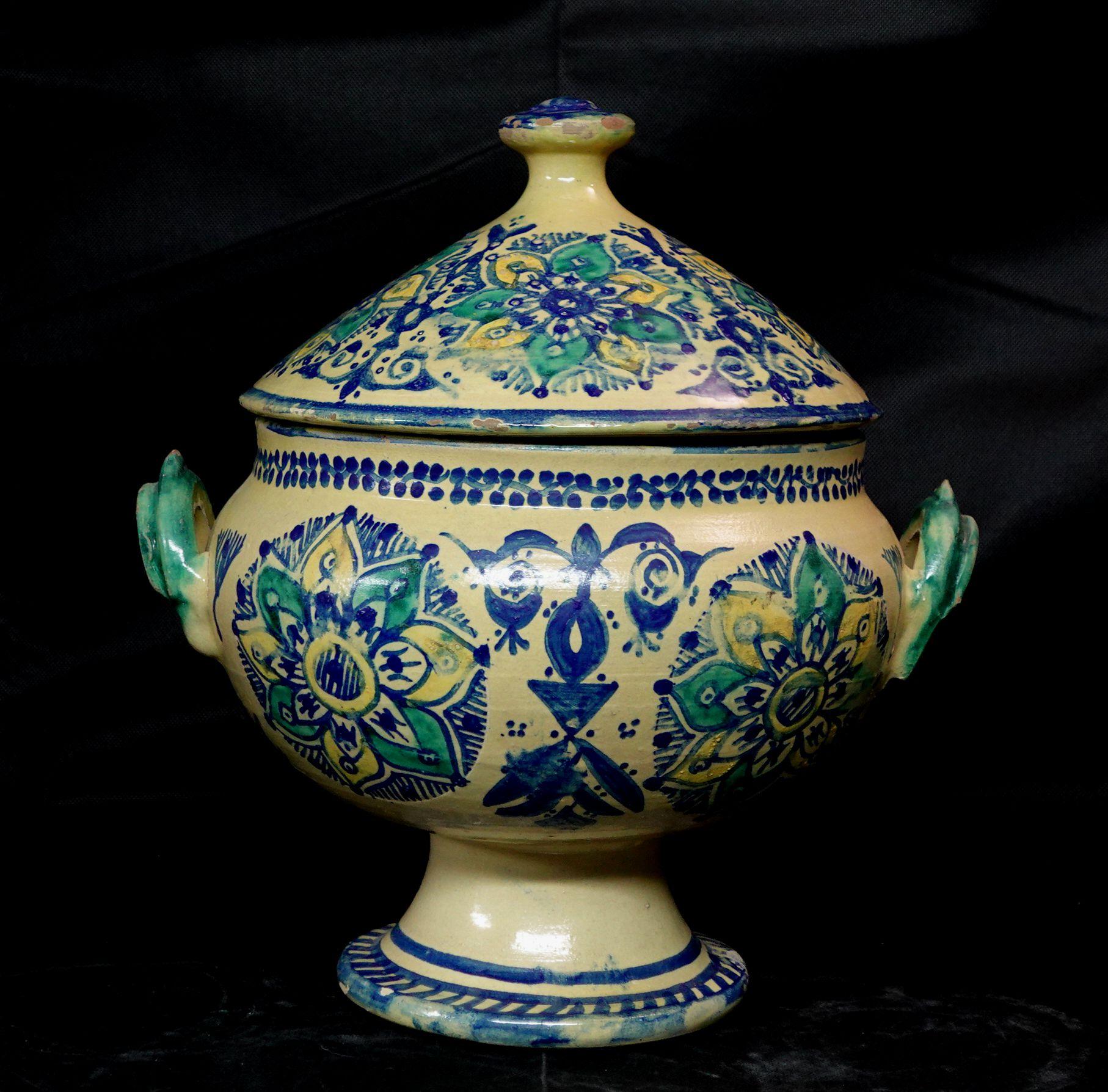 Schale aus Steinzeug mit Deckel. Marokko. Anfang des 20. Jahrhunderts. Dekoration in Blau, Grün und Gelb. Maße: 13 Zoll hoch.