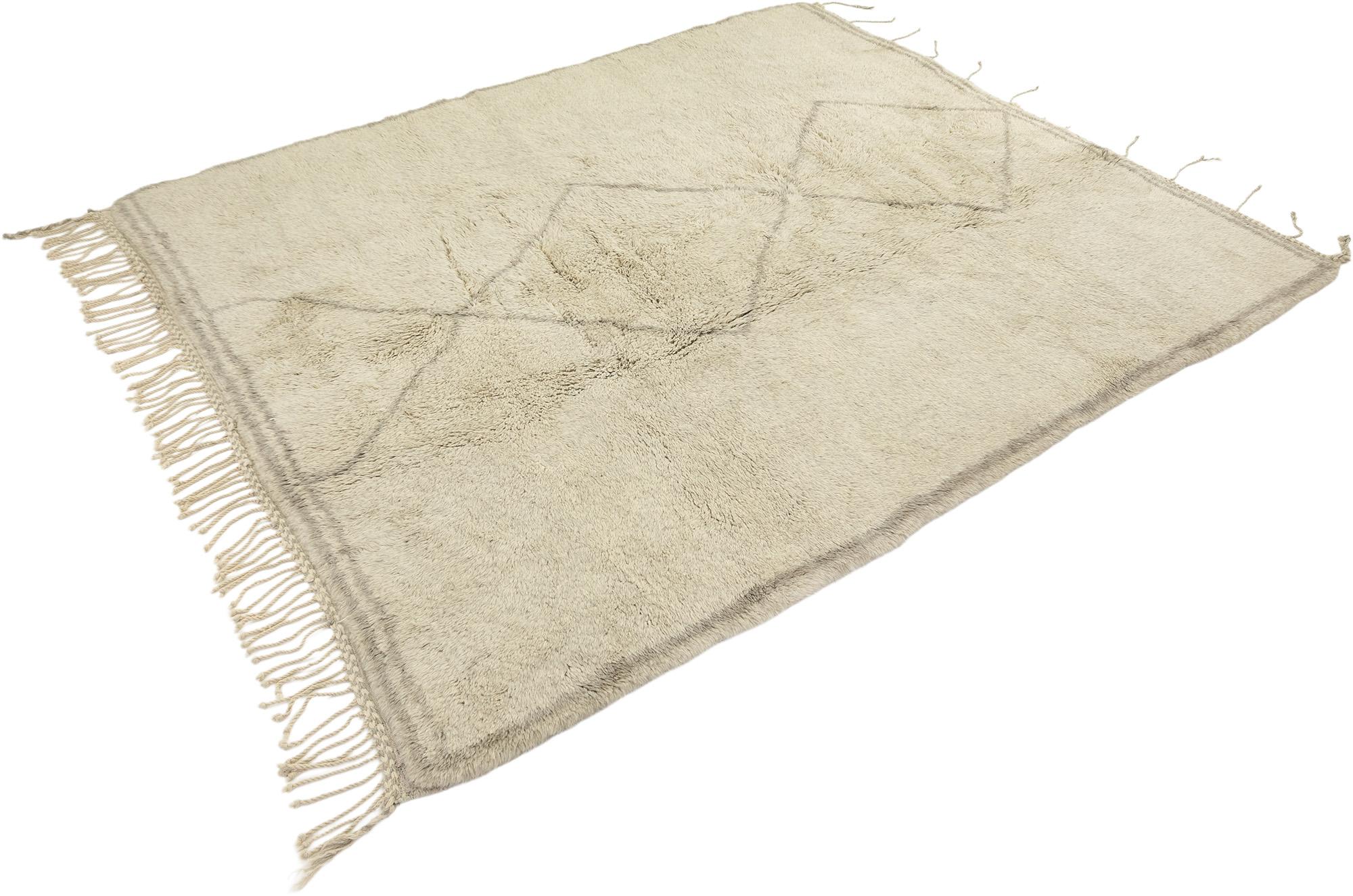 Handgeknüpfter marokkanischer Teppich, gewebt in Marokko.

Hergestellt aus einem Wollflor auf Wollbasis, der eine plüschige und kuschelige Textur bietet.

Minimalistisches geometrisches Gittermuster in weichen grauen Linien vor einem warmen