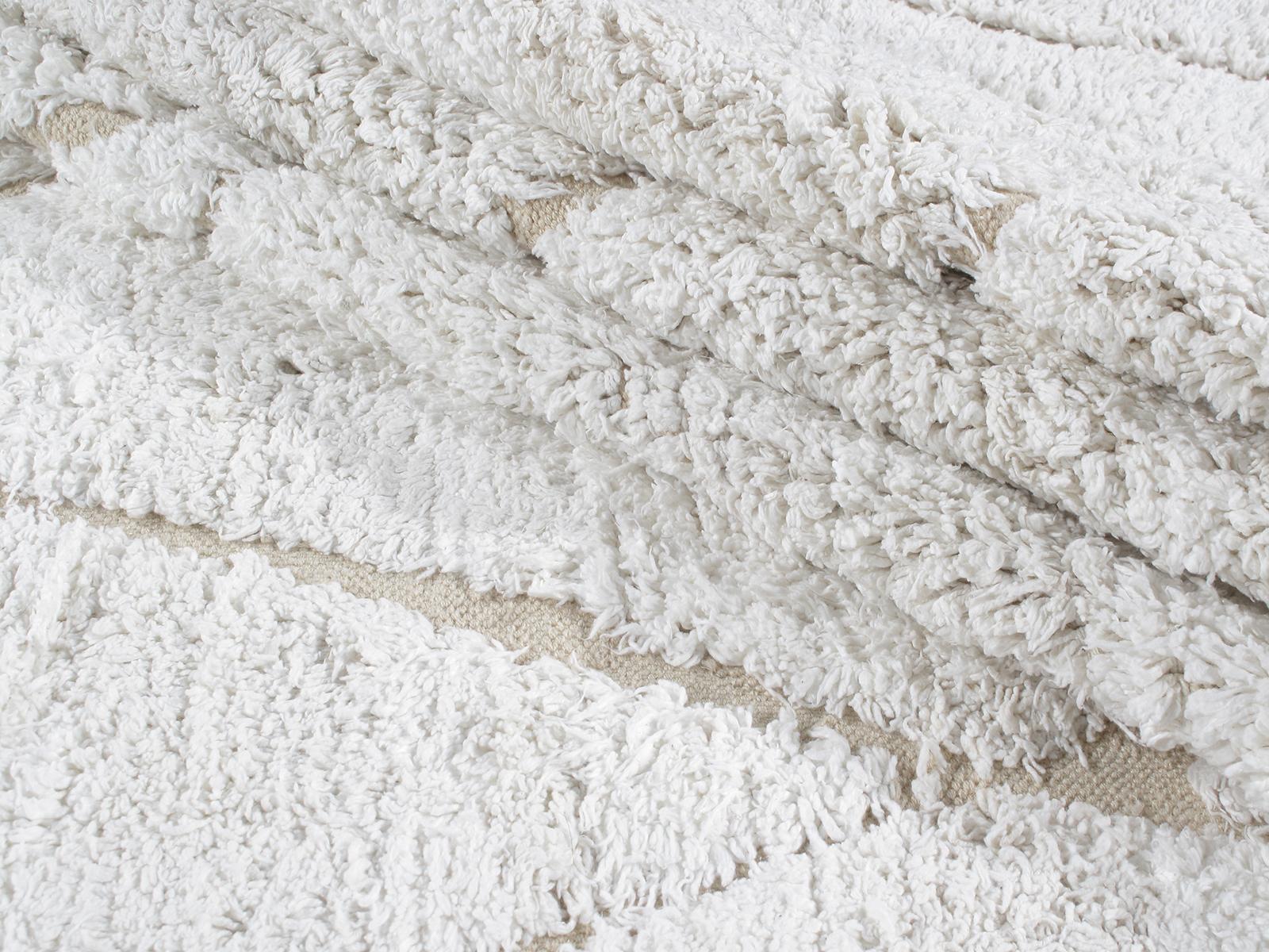 Turco Tappeto berbero in stile marocchino annodato a mano di colore avorio e beige in vendita