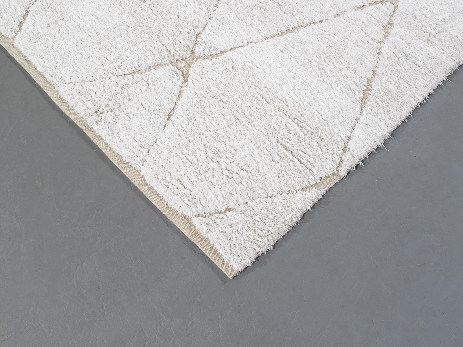 Annodato a mano Tappeto berbero in stile marocchino annodato a mano di colore avorio e beige in vendita
