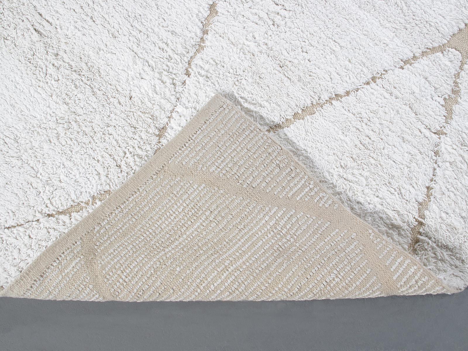 Tappeto berbero in stile marocchino annodato a mano di colore avorio e beige In condizioni Nuovo in vendita a New York, NY