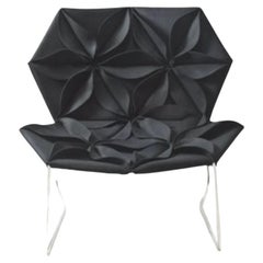 Fauteuil Moroso ANTIBODI en noir de Patricia Urquiola