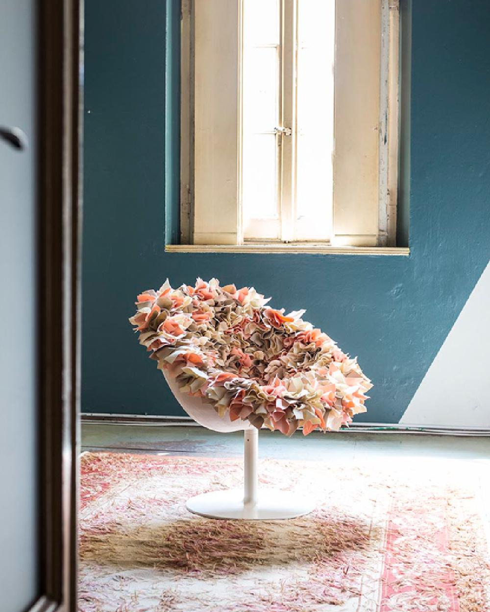 From a slim chrome metal stem blooms a bouquet of petals, formed from squares of fabric which are hand folded and sewn one by one by skilled hands and infinite patience. A tribute to the almost spiritual beauty which lies in the simplicity of a