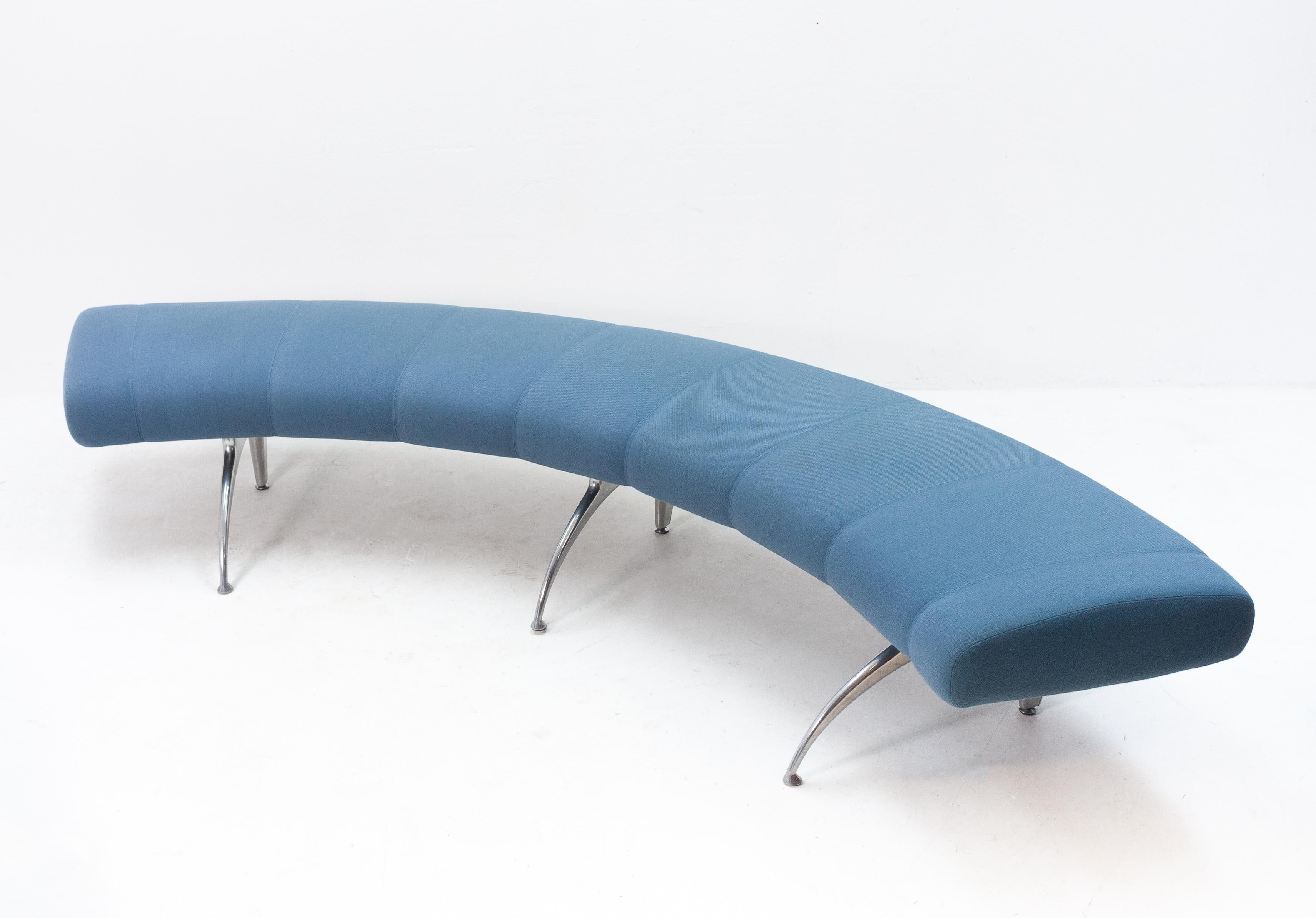 Very nice curved bench, model 'Waiting'. Designed by Rodolvo Dordoni for Moroso in the 1980s. Love the shape of this, around the fire place maybe? With a light blue upholstery.



   