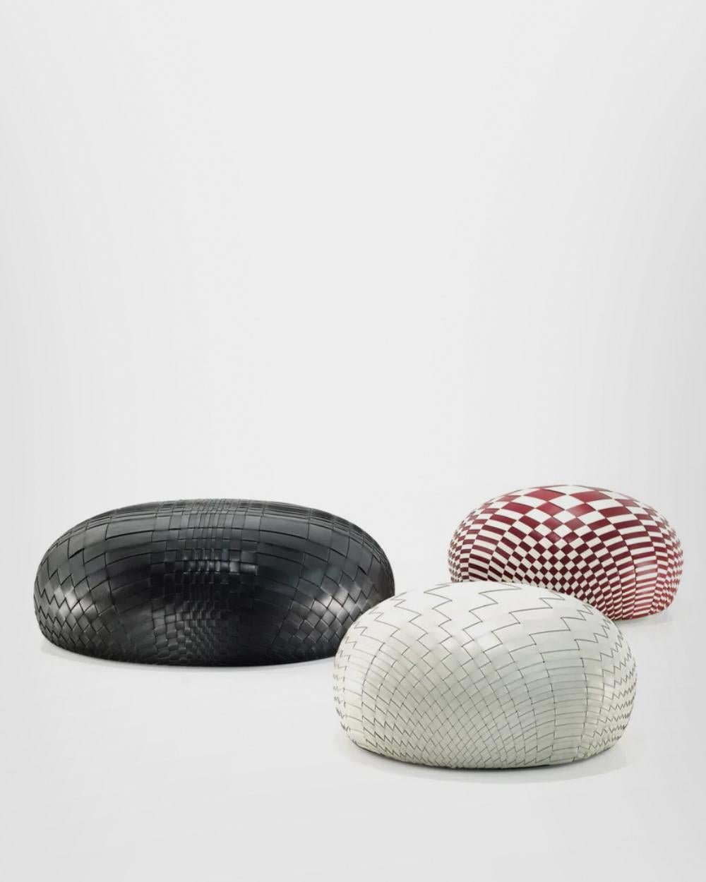 Un pouf rotondo come una goccia d'acqua, dove le linee di tensione superficiale si trasformano in una rete di strisce di pelle. Come per alcune opere ottiche degli anni '50, Nendo ha studiato i processi percettivi alla base del movimento,