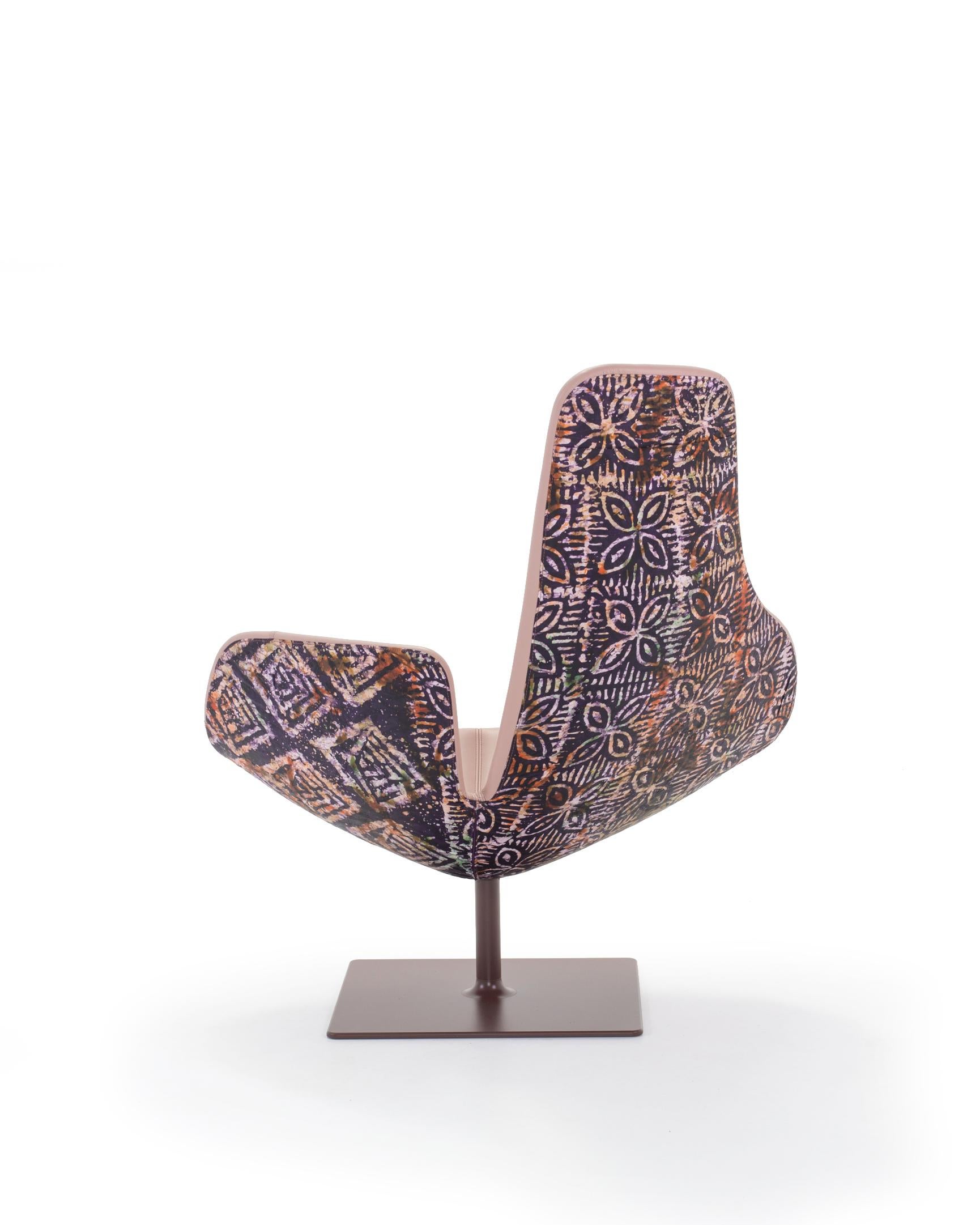 From a piece of seashell, which has been broken and smoothed by the waves, Patricia Urquiola has designed a collection of seats for both the home and public spaces. As the name suggests, there is a strong Scandinavian influence with references to