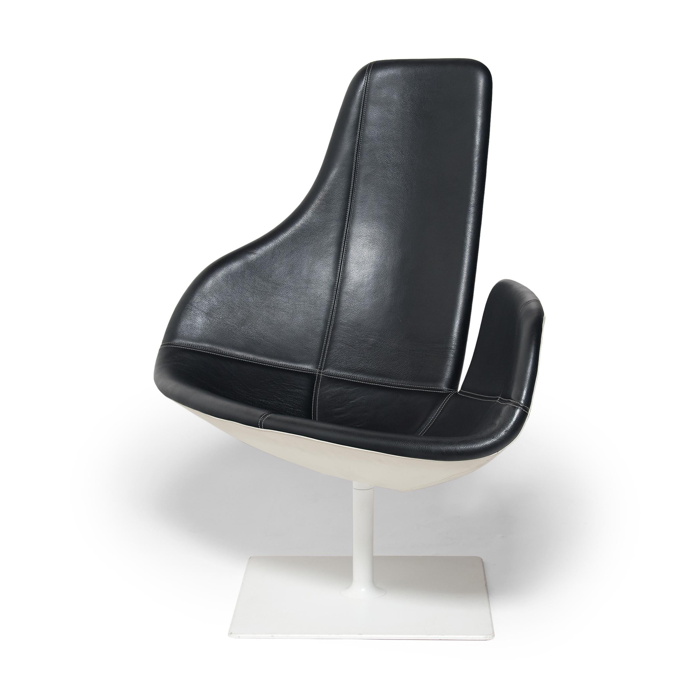 Designed in 2002 by Spanish architect Patricia Urquiola for Italian manufacturer Moroso, the Fjord Relax armchair is an homage to the Classic Jacobsen egg chair. The chair is set on a steel swivel base and upholstered in black leather with