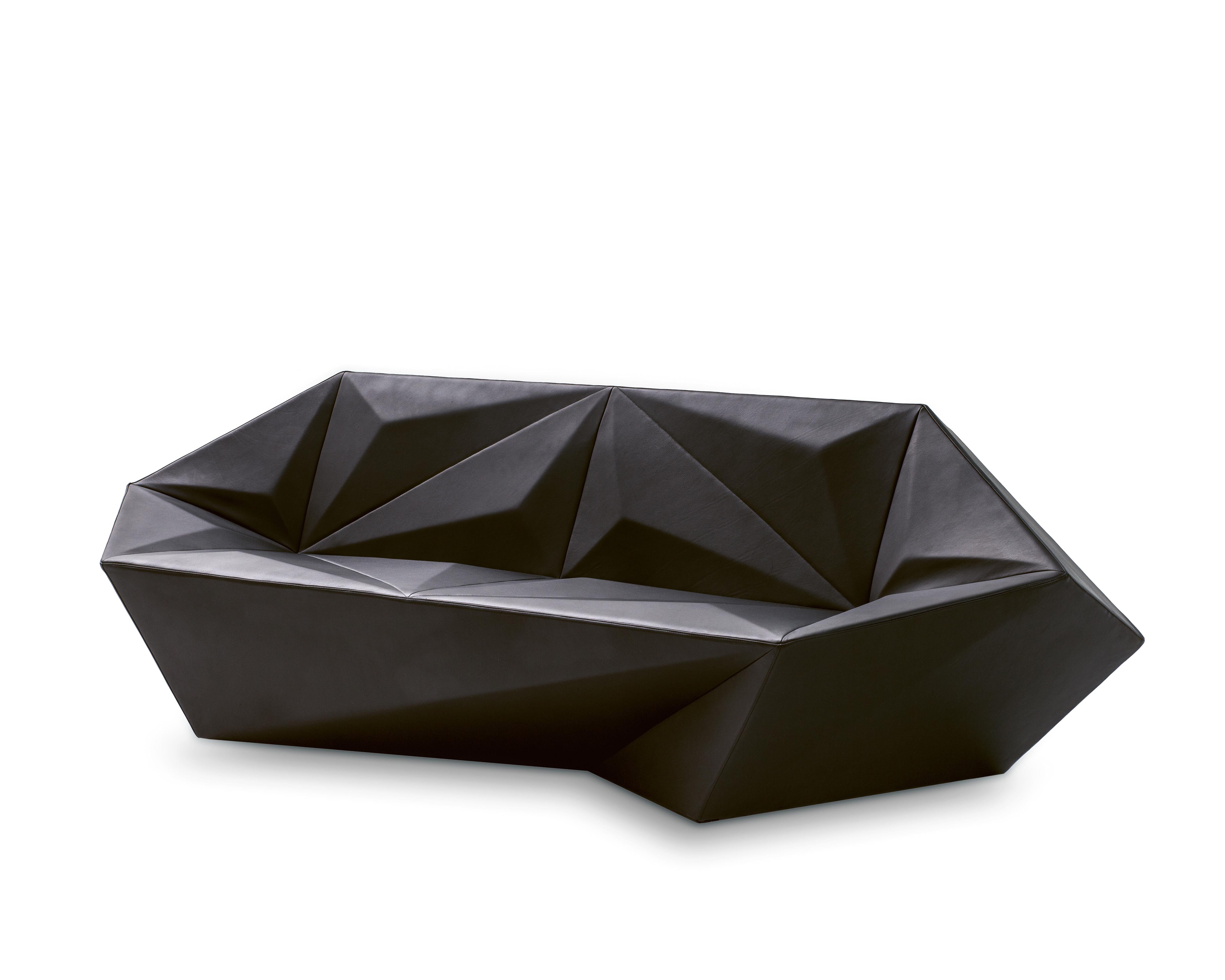 La colección Gemma se desarrolló en torno a la idea del contraste y la experiencia derivados de la percepción de una forma. La marcada asimetría de su geometría tridimensional contrasta con la suavidad de la tapicería. El perfil multifacético