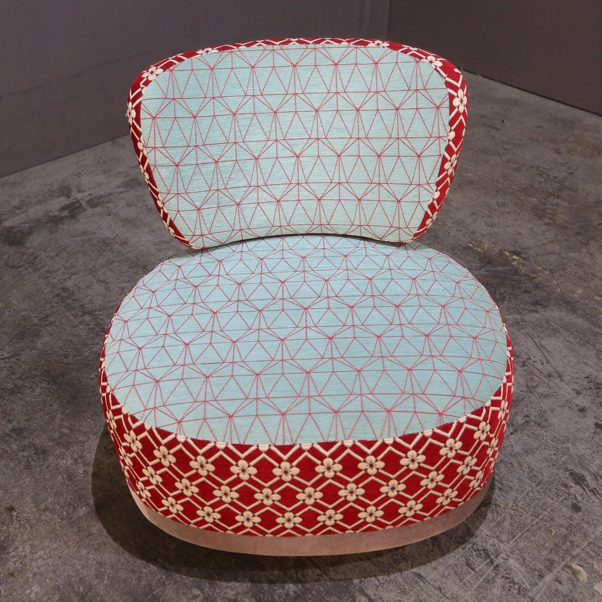 Der Juju Armchair von Moroso ist eine atemberaubende Ergänzung für jeden luxuriösen Wohnbereich. Dieser aus hochwertigen Materialien gefertigte Sessel besticht durch sein schlankes und modernes Design, das sich sehen lassen kann. Die geschwungene