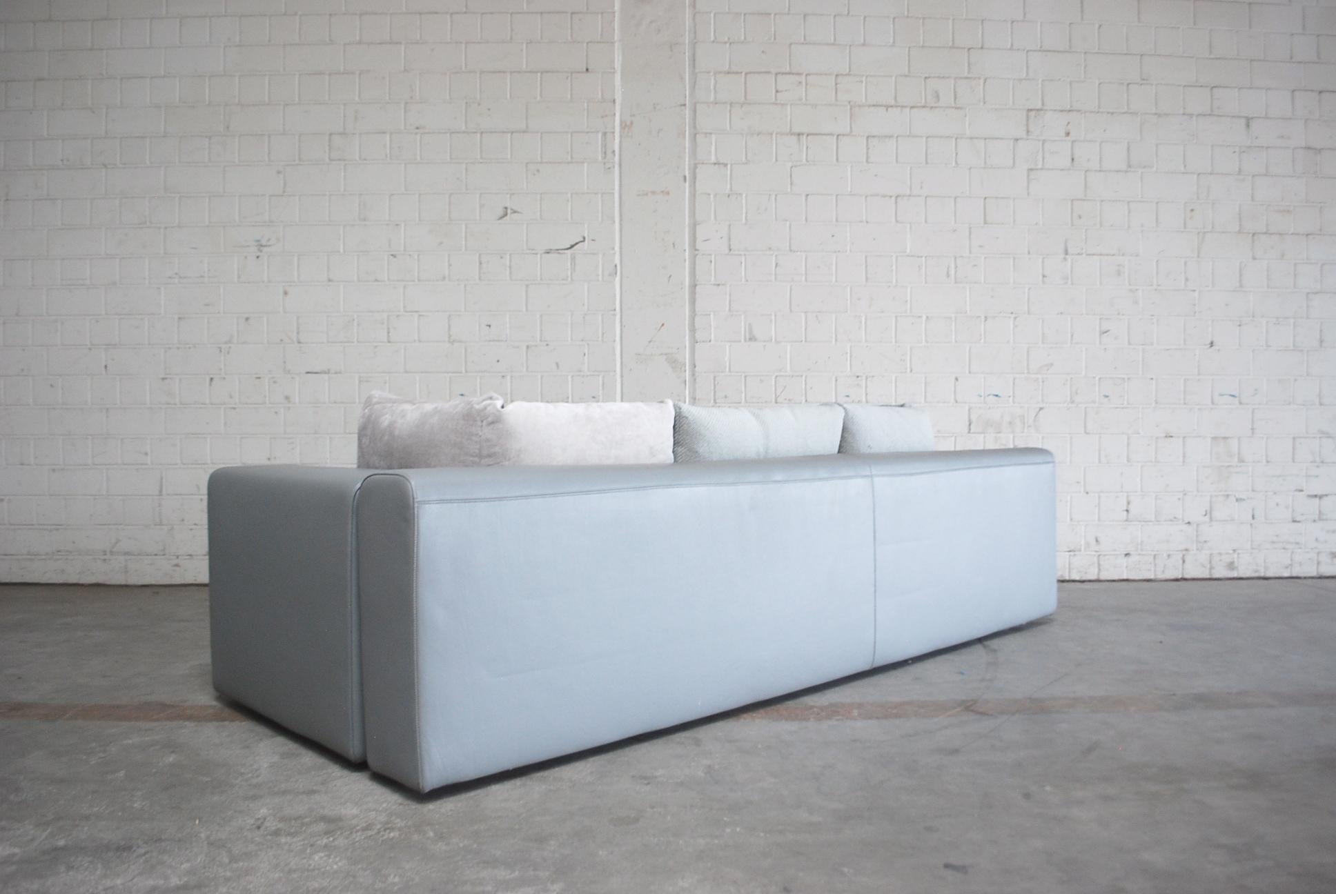 Divano in pelle Moroso modello Springfield di Patricia Urquiola grigio 4