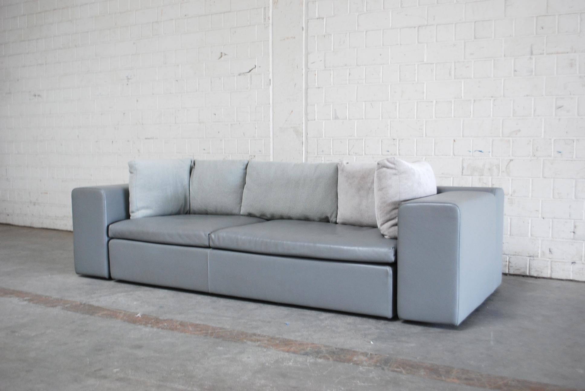 Questo divano modello Springfield è stato disegnato da Patricia Urquiola e prodotto da Moroso. 
Il corpo del divano è rivestito in pelle grigia, mentre i 3 cuscini dello schienale sono disponibili in diversi tipi di tessuto grigio e blu.
lana