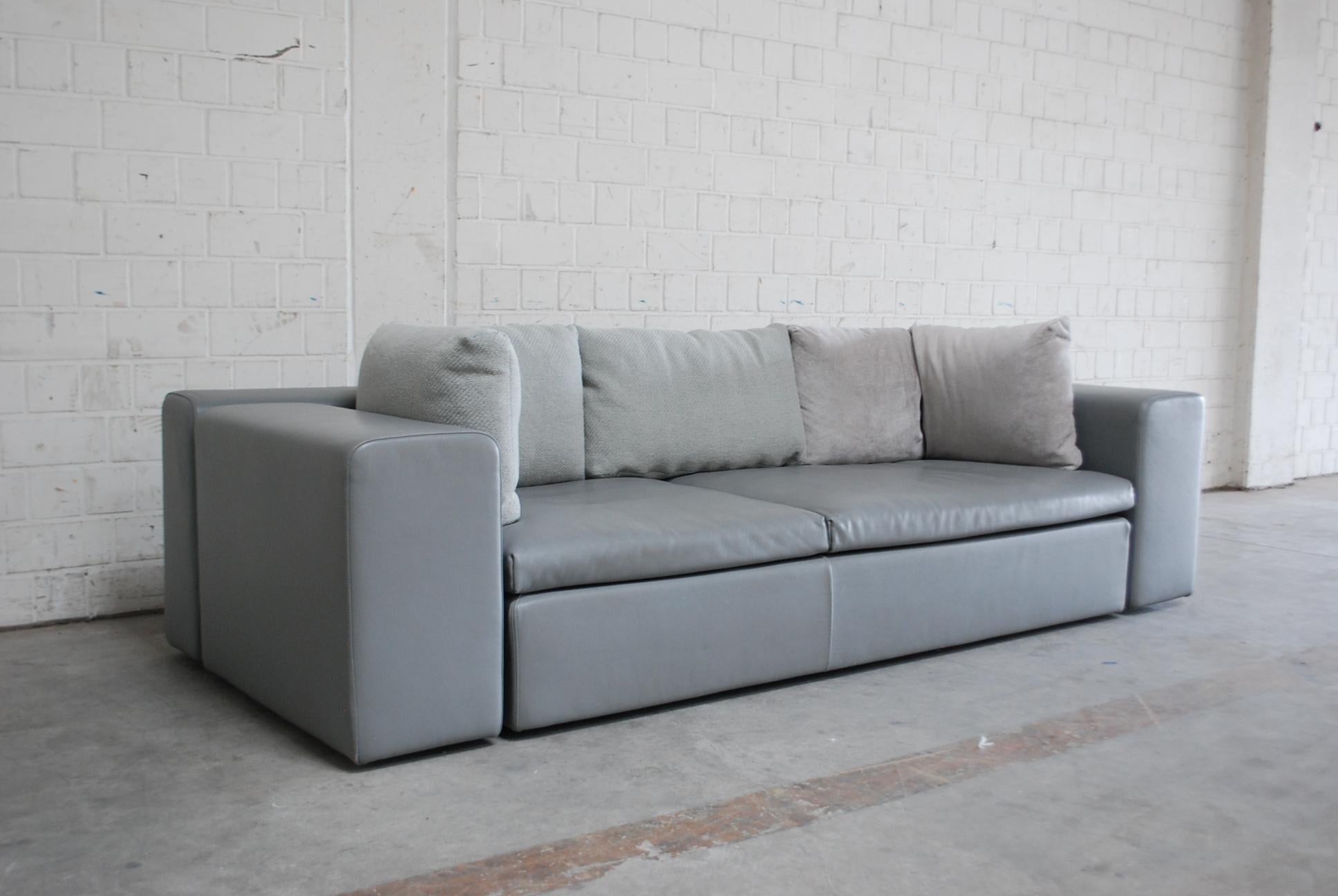 Moderno Divano in pelle Moroso modello Springfield di Patricia Urquiola grigio