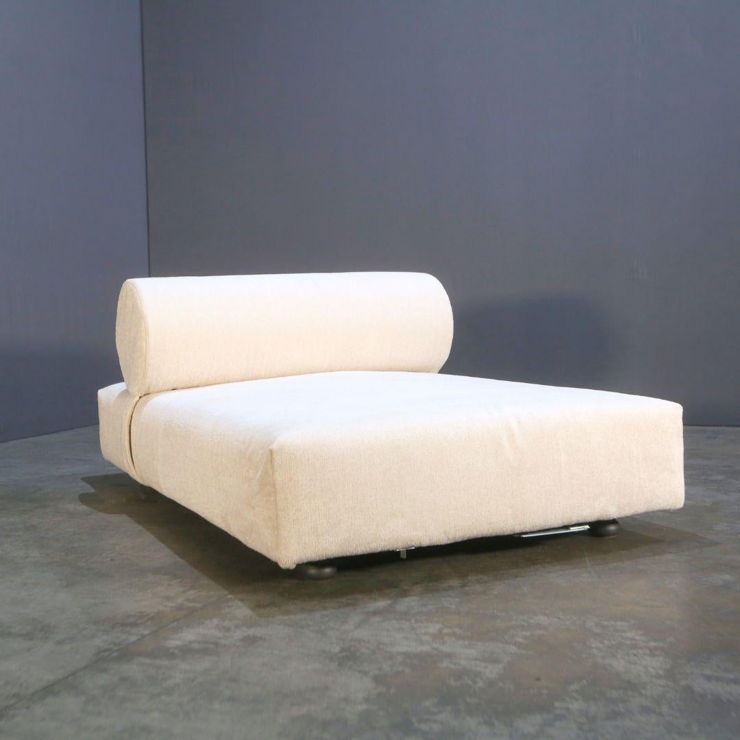 Ti presentiamo la Mezze Chaise Longue di Moroso, un'aggiunta straordinaria a qualsiasi spazio abitativo di lusso. Realizzata con i migliori materiali, questa chaise longue vanta un design elegante e moderno, perfetto per chi apprezza sia lo stile