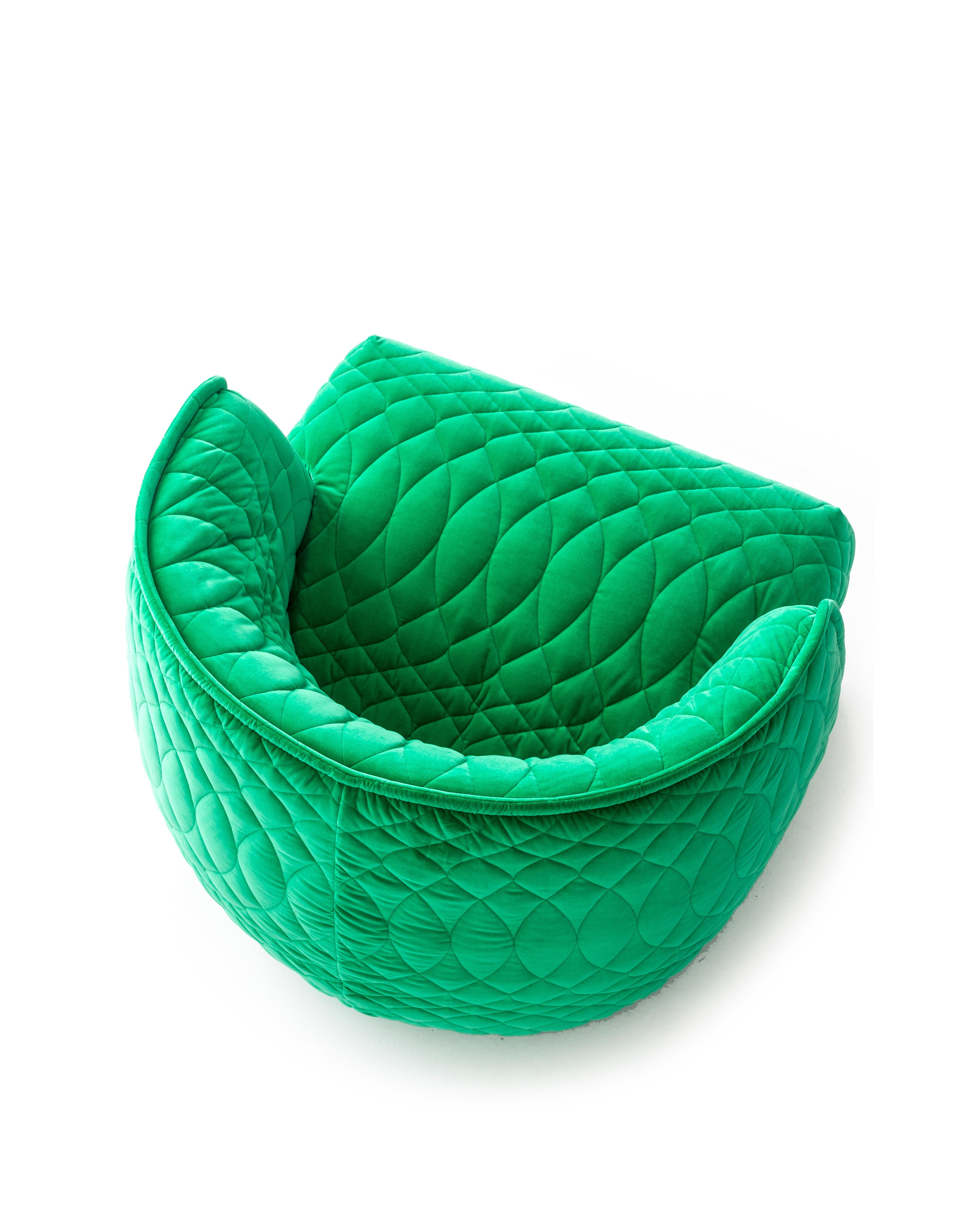 A collection with a distinctive two–part shape, the padded shell embraces the huge seat cushions. Its curves are shown off by the total absence of sharp corners and the softness of the fabric, and the quilted decoration where the thread, like the