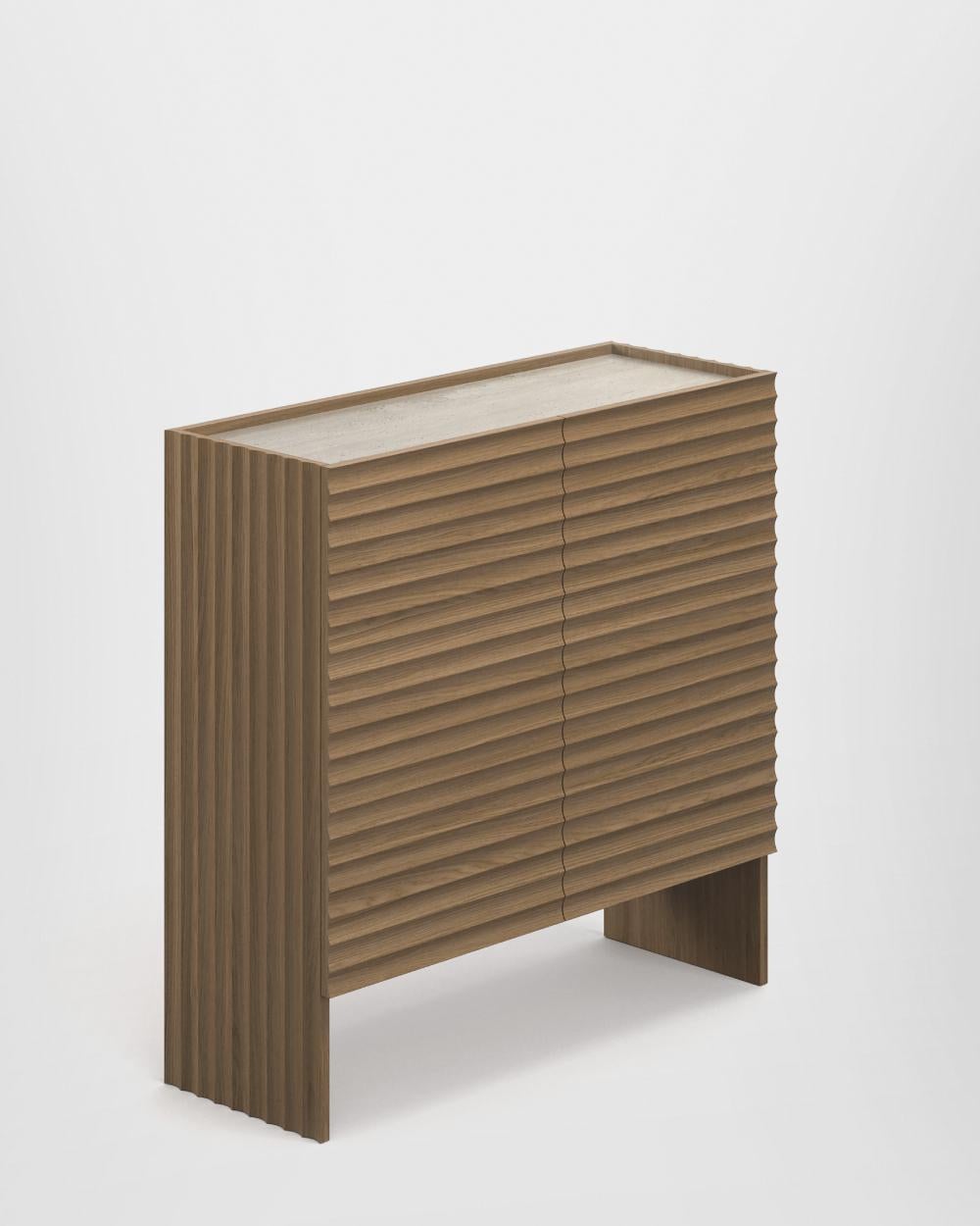 Con forme lineari e simmetrie nette, la collezione Rows di Patricia Urquiola è geometrica e minimalista ed esprime un concetto artistico raffinato. Le porte, i pannelli laterali e le basi dei tavoli sono sia formali che decorative. Il bordo curvo