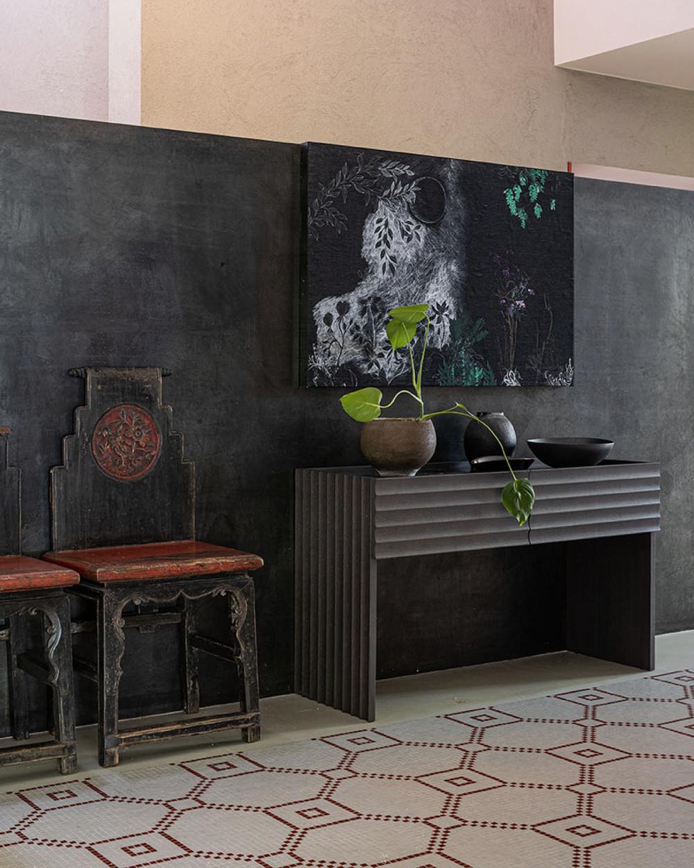 With linear forms and clear-cut symmetries, the Rows collection by Patricia Urquiola is geometrical and minimalist, expressing a refined artistic concept. Doors, side panels and table bases are both formal and decorative. The curved milled edge