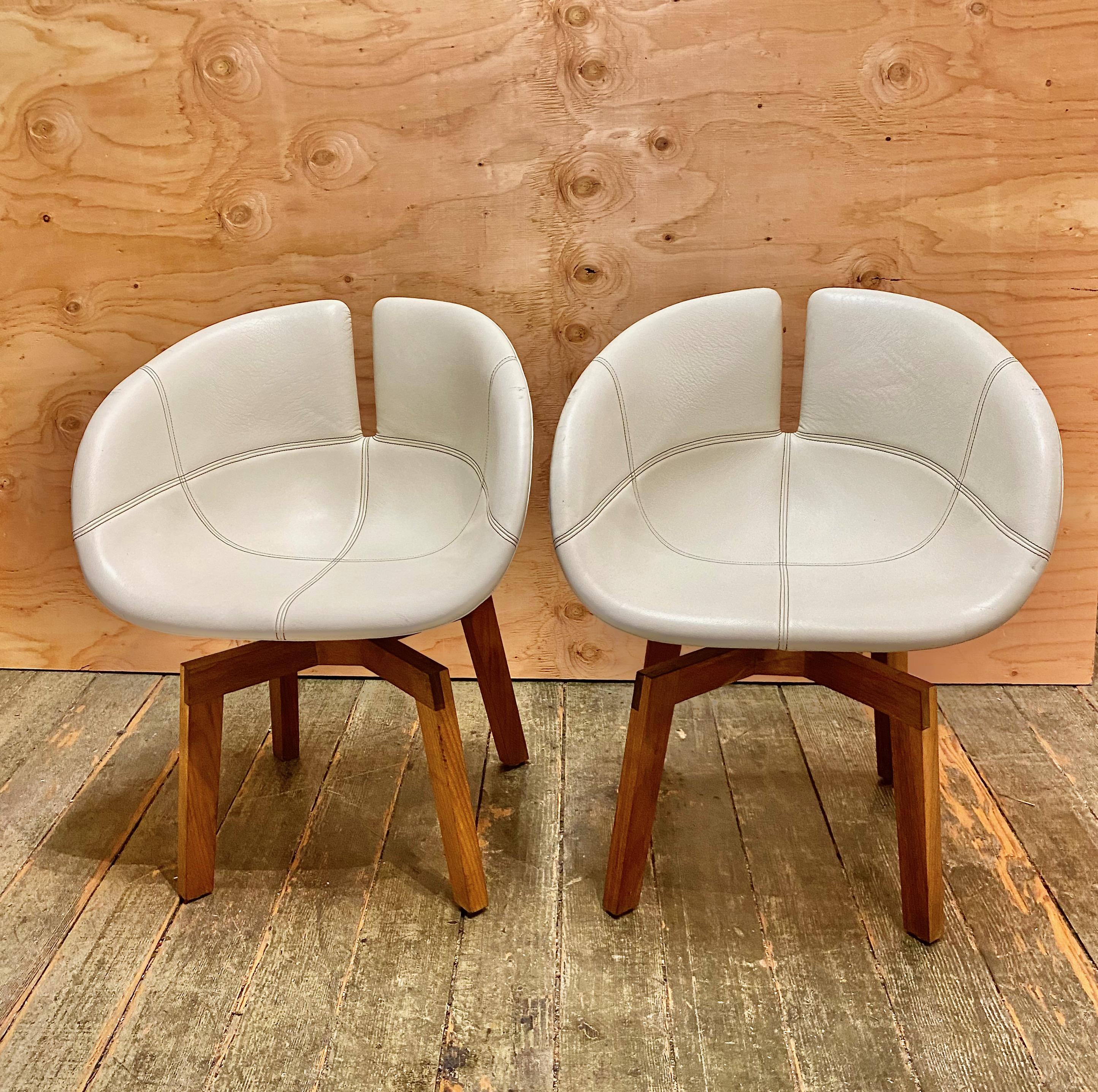 Ces chaises ont été fabriquées en Italie par l'usine reconnue Moroso d'après les dessins de la célèbre designer espagnole Patricia Urquiola. Ces exemples particuliers appartiennent au niveau supérieur de ce modèle et sont fabriqués avec du cuir
