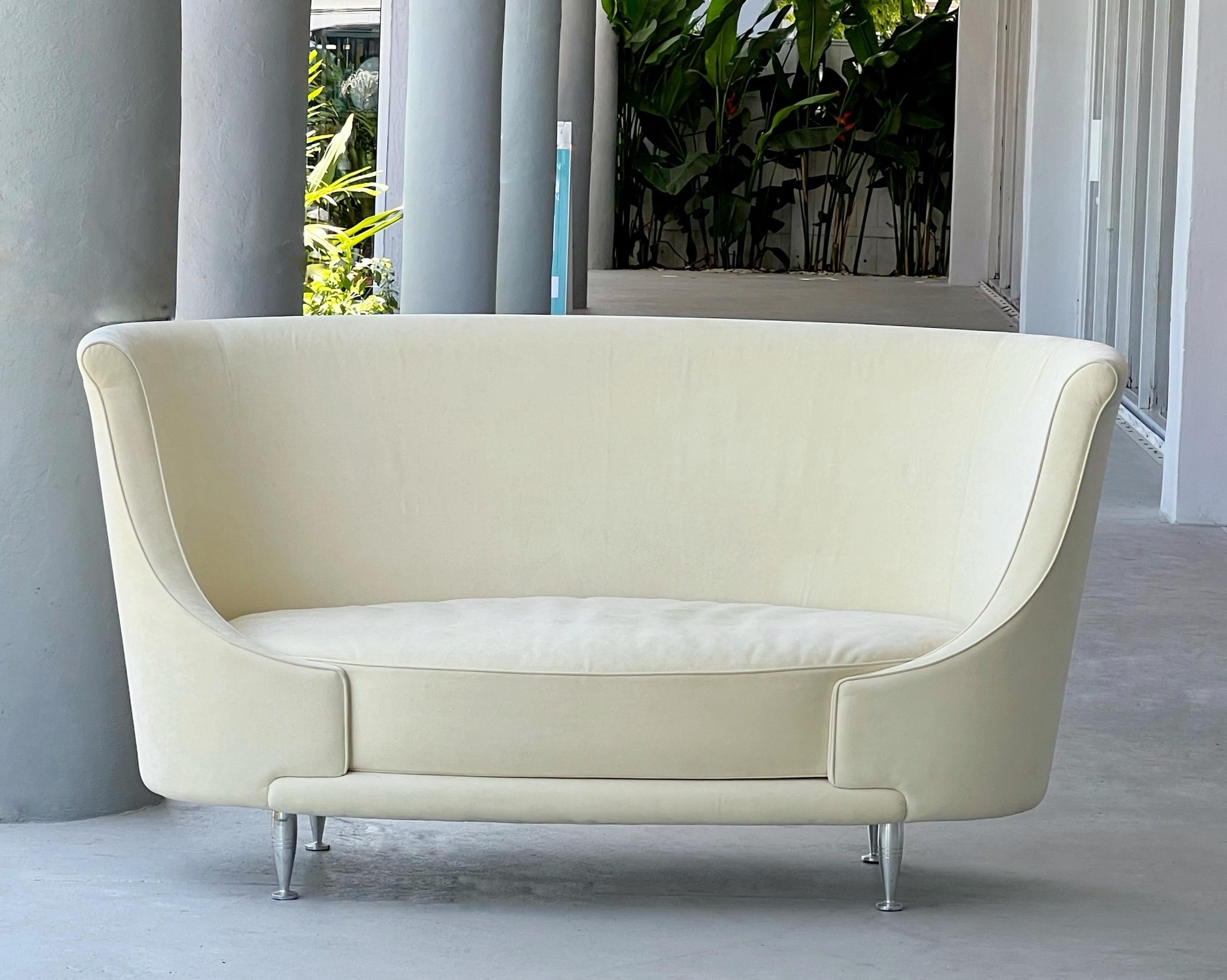 Moroso Sofa Settee in Ivory  In Good Condition For Sale In Miami, FL