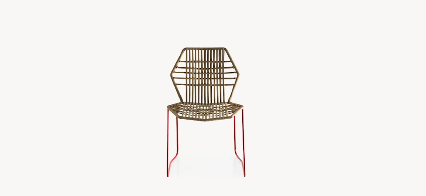 Silla de comedor Tropicalia de Patricia Urquiola para Moroso. 

El armazón tubular de acero de Antibodi se convierte en el punto de partida que el diseñador utiliza para una transformación creativa. El armazón se disfraza y se transforma, los