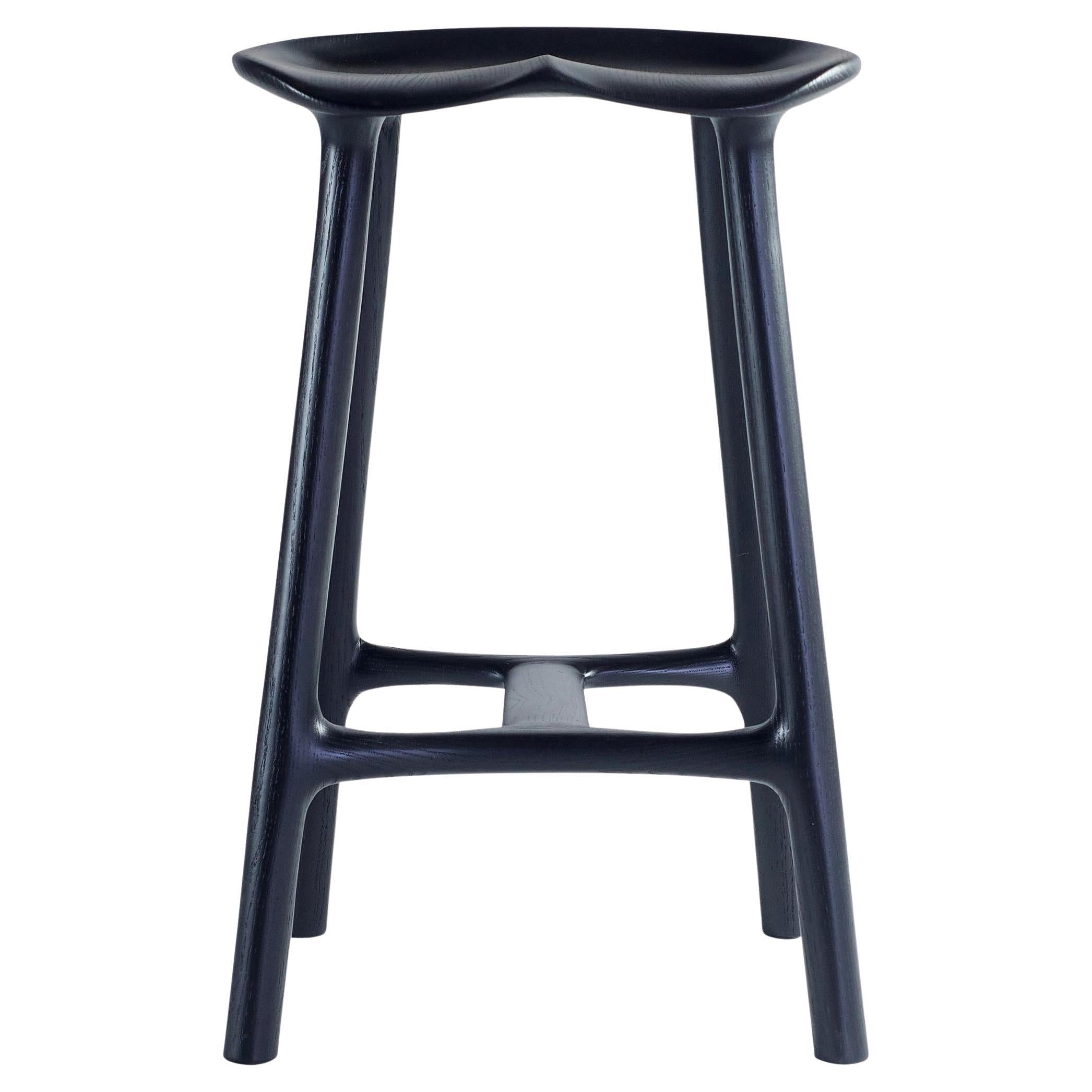 El Taburete Morphe combina a la perfección forma y función. Su silueta orgánica y su asiento contorneado ofrecen una cómoda percha y una estética atrevida y única. El taburete Morphe está fabricado con maderas duras norteamericanas ensambladas con
