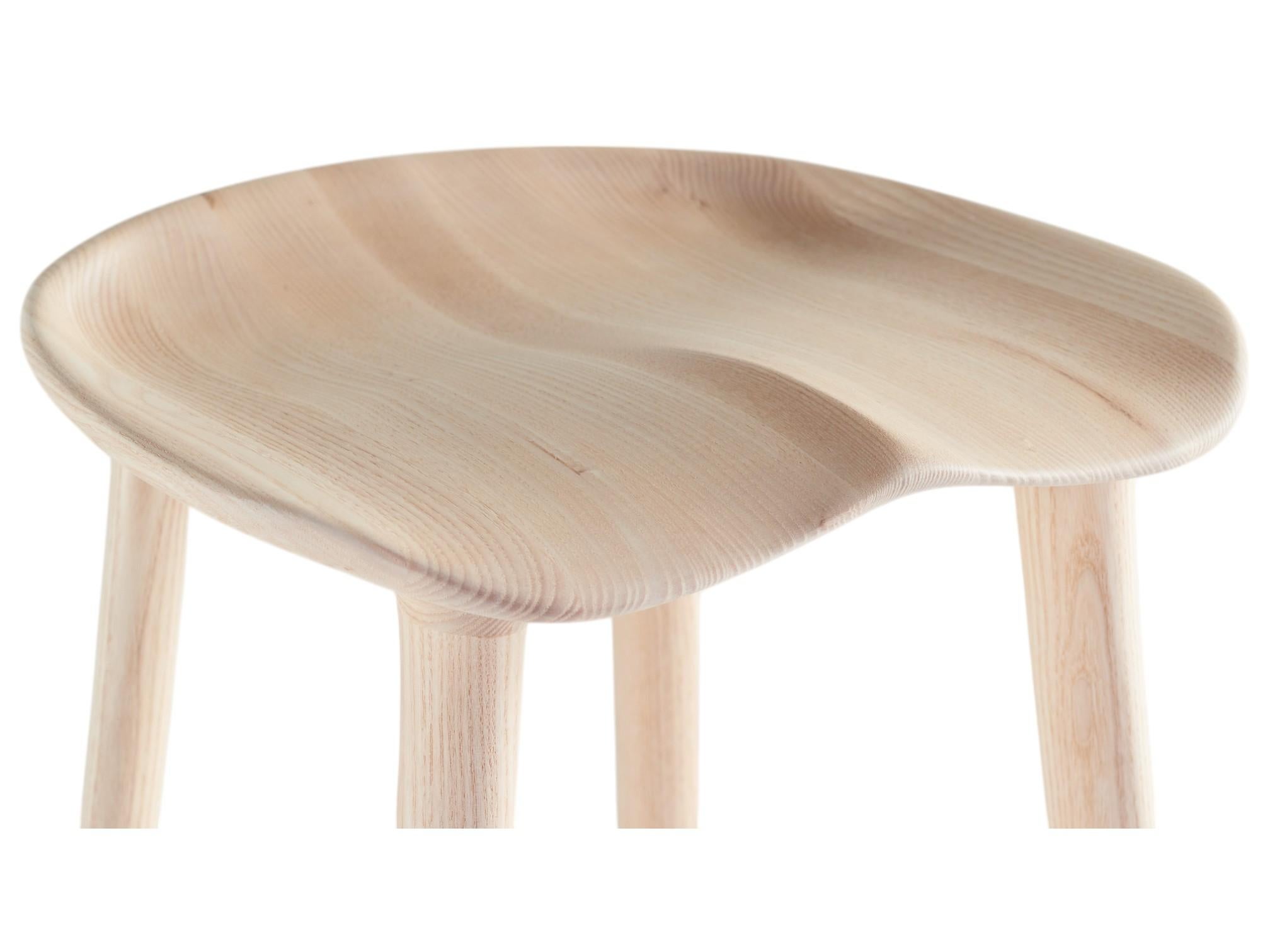 El Taburete Morphe combina a la perfección forma y función. Su silueta orgánica y su asiento contorneado ofrecen una cómoda percha y una estética atrevida y única. El taburete Morphe está fabricado con maderas duras norteamericanas ensambladas con