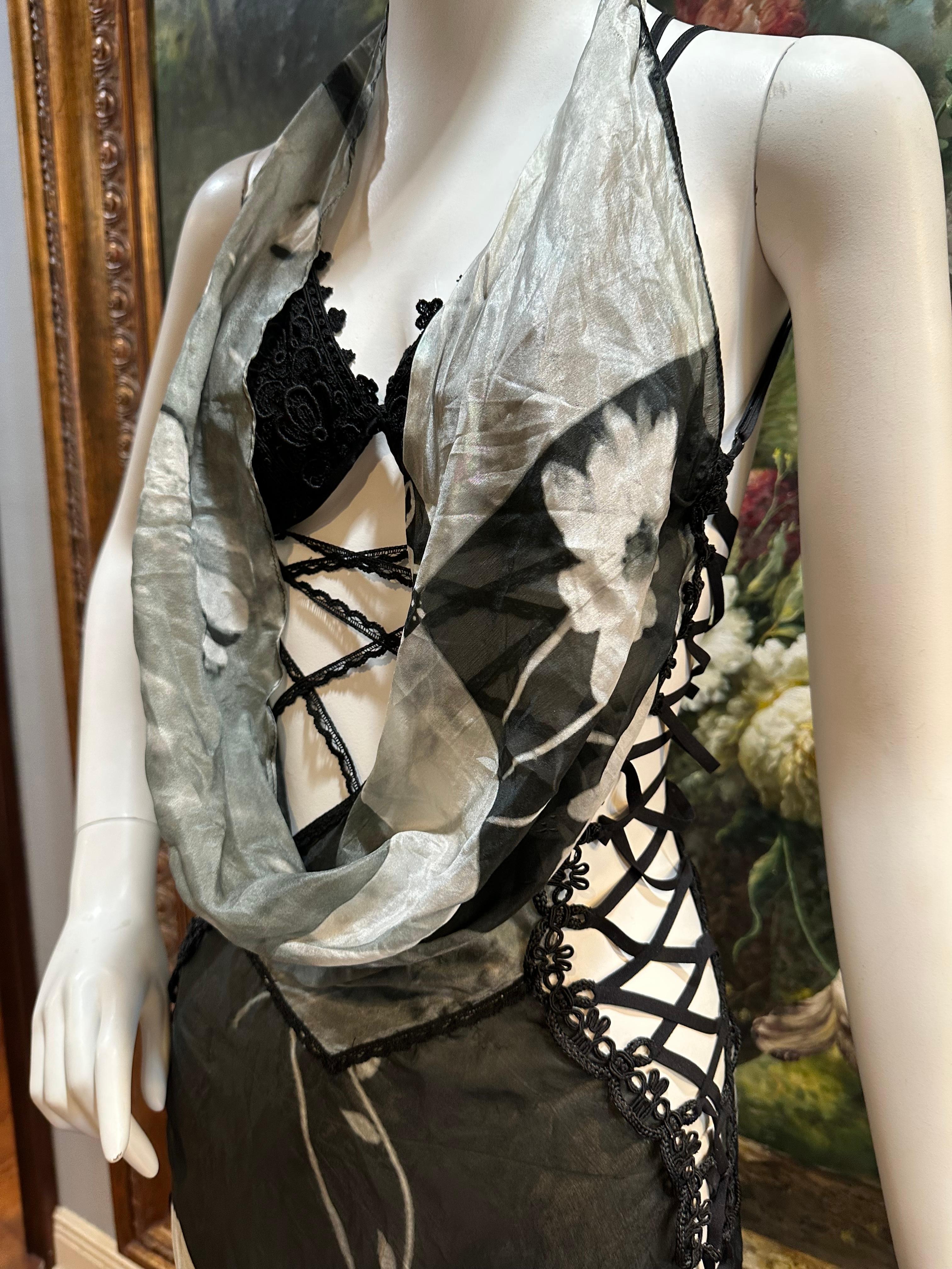 MORPHEW ATELIER Antikes Spitzenkleid aus schwarzer und grauer Seide mit Hurricane-Patina Größe 2

Jahrzehnt:

MATERIAL: Seide