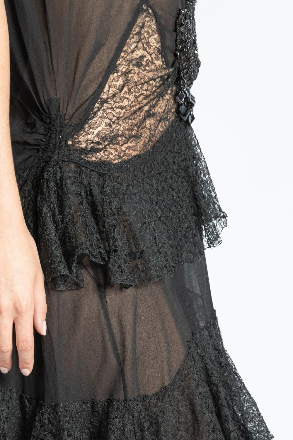 MORPHEW ATELIER Schwarzes tief ausgeschnittenes Kleid aus Seidenchiffon und Spitze mit viktorianischem Muster  im Angebot 3