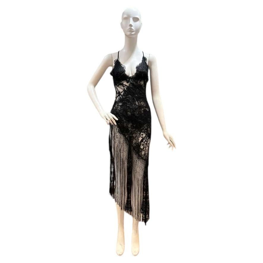 MORPHEW ATELIER: Abito nero in seta e pizzo Chantilly a strati con frange in stile antico