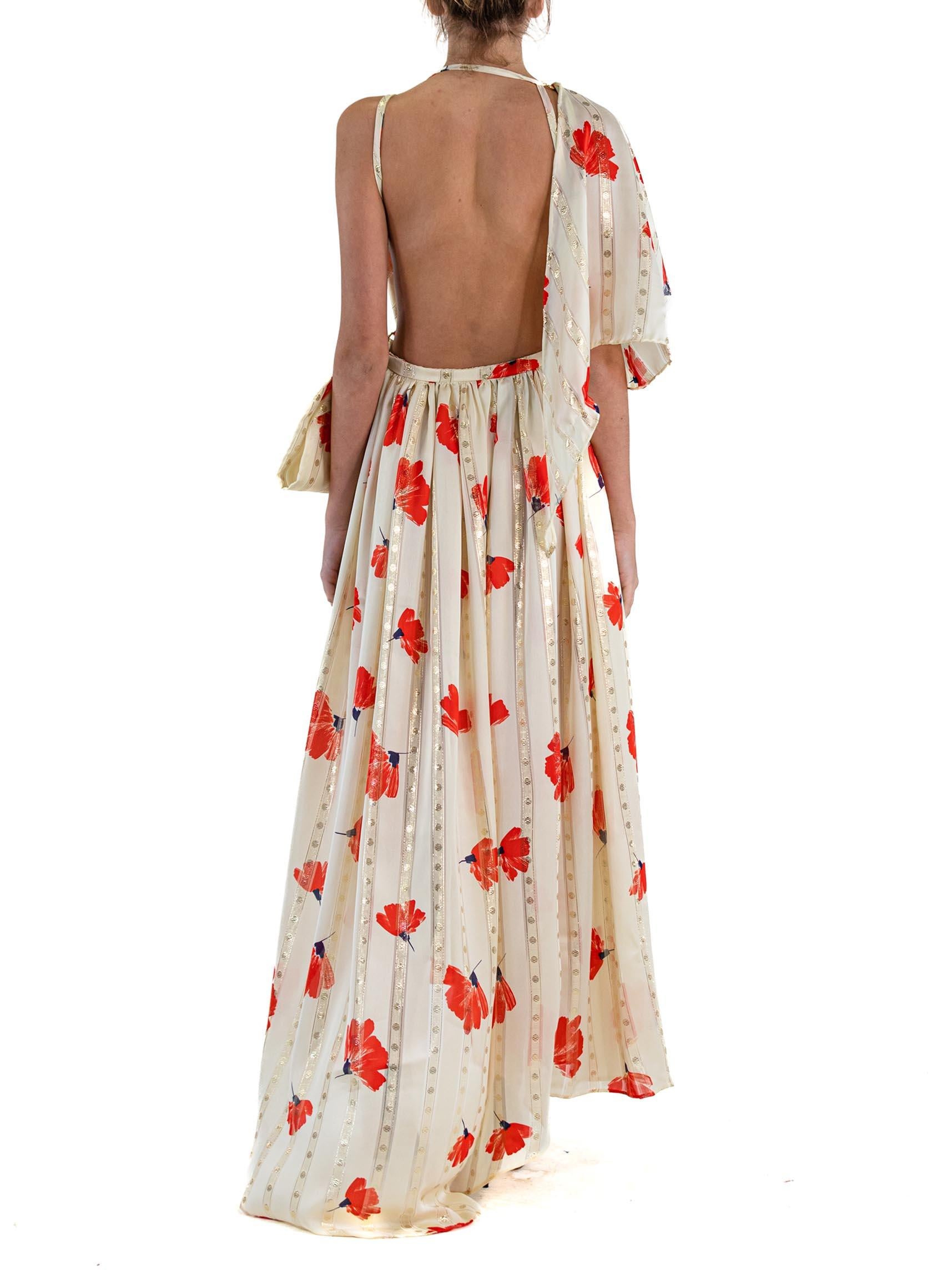 MORPHEW ATELIER Robe à découpes en lamé poly/Lurex crème et rouge avec nœud fendu en hauteur en vente 1