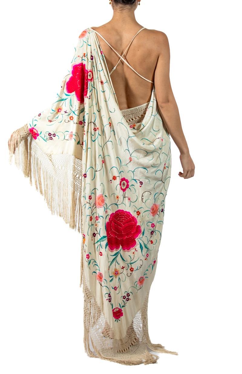 Morphew Atelier Cremefarbenes Kleid aus Seidenkrepp mit drapierten Ärmeln und Klavierschal mit Blumenbezug im Zustand „Hervorragend“ im Angebot in New York, NY