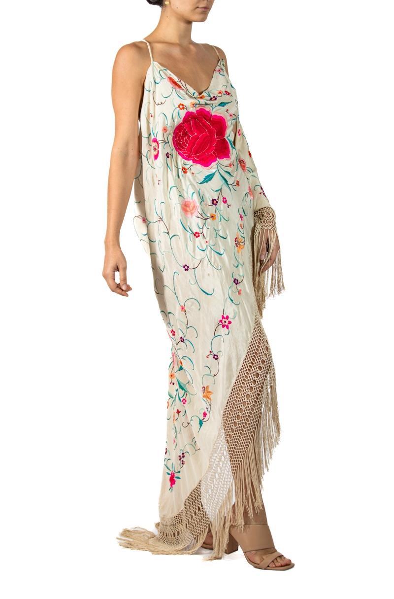 Morphew Atelier Cremefarbenes Kleid aus Seidenkrepp mit drapierten Ärmeln und Klavierschal mit Blumenbezug Damen im Angebot
