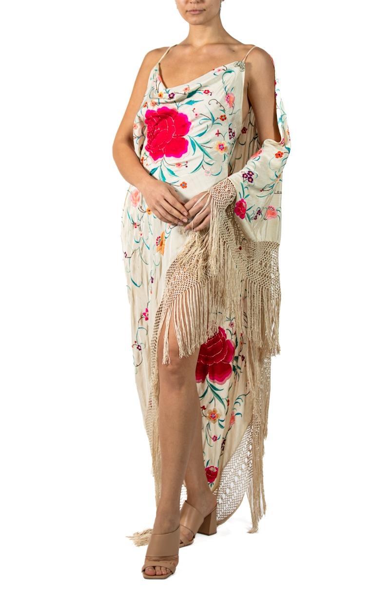 Morphew Atelier Cremefarbenes Kleid aus Seidenkrepp mit drapierten Ärmeln und Klavierschal mit Blumenbezug im Angebot 1