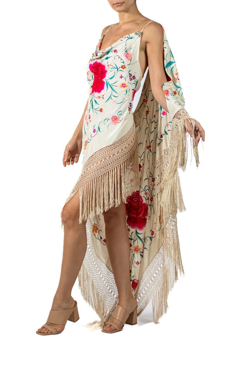 Morphew Atelier Cremefarbenes Kleid aus Seidenkrepp mit drapierten Ärmeln und Klavierschal mit Blumenbezug im Angebot 2