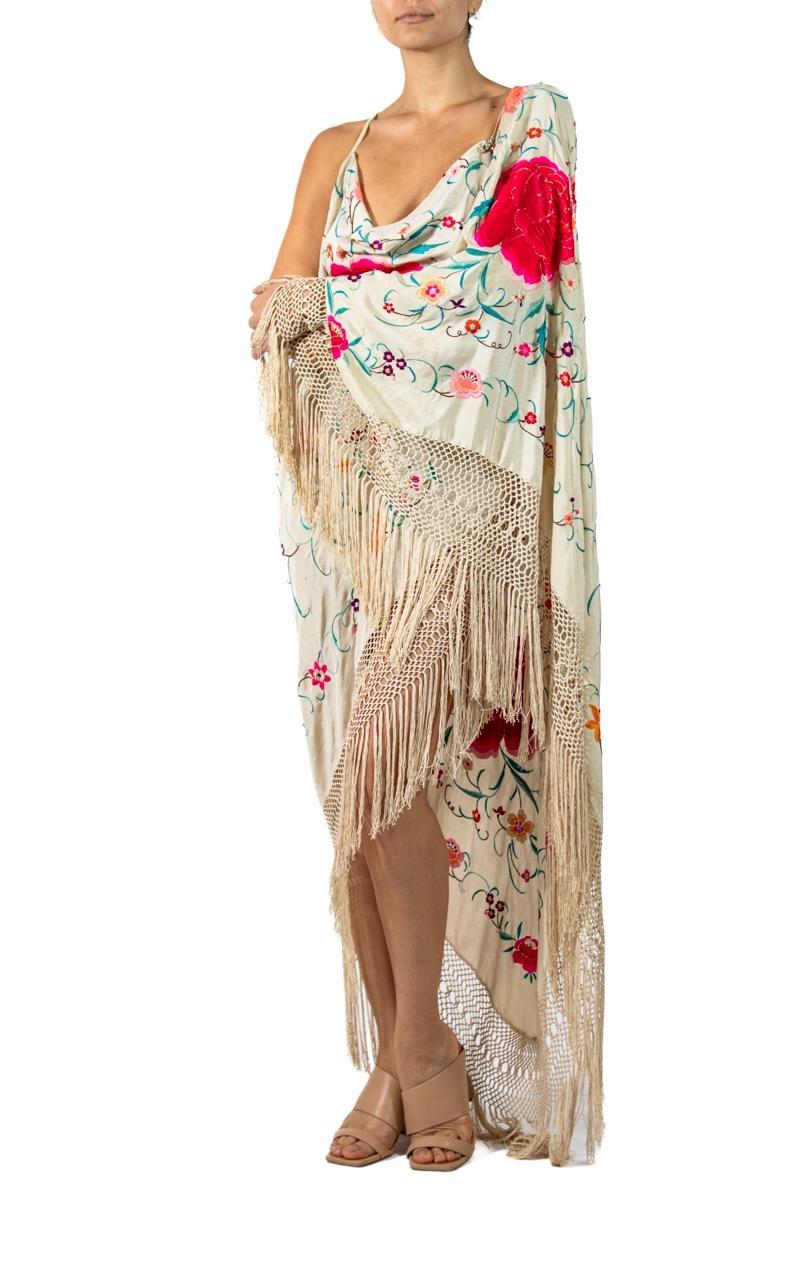 Morphew Atelier Cremefarbenes Kleid aus Seidenkrepp mit drapierten Ärmeln und Klavierschal mit Blumenbezug im Angebot 4