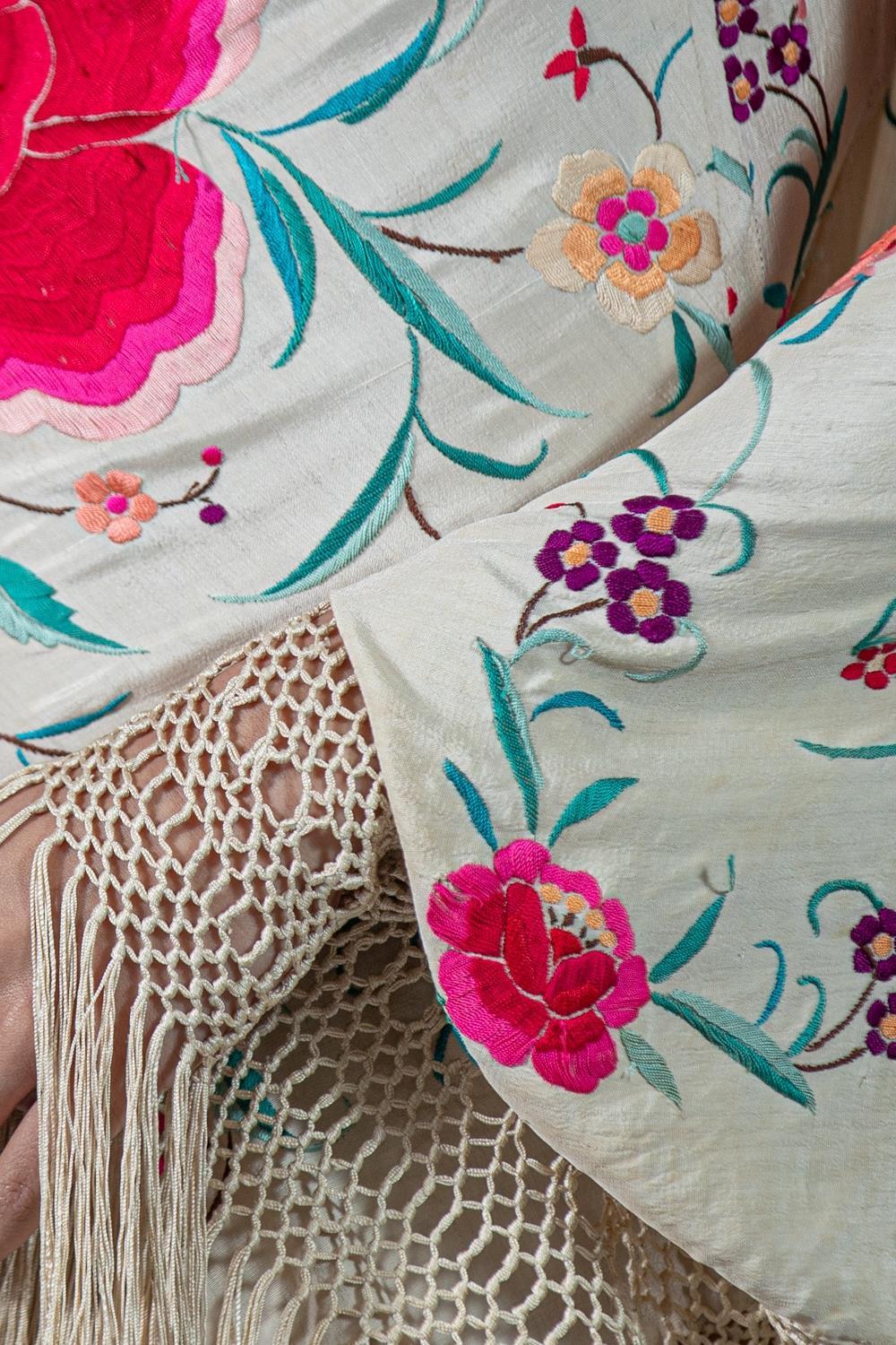 Morphew Atelier Cremefarbenes Kleid aus Seidenkrepp mit drapierten Ärmeln und Klavierschal mit Blumenbezug im Angebot 5