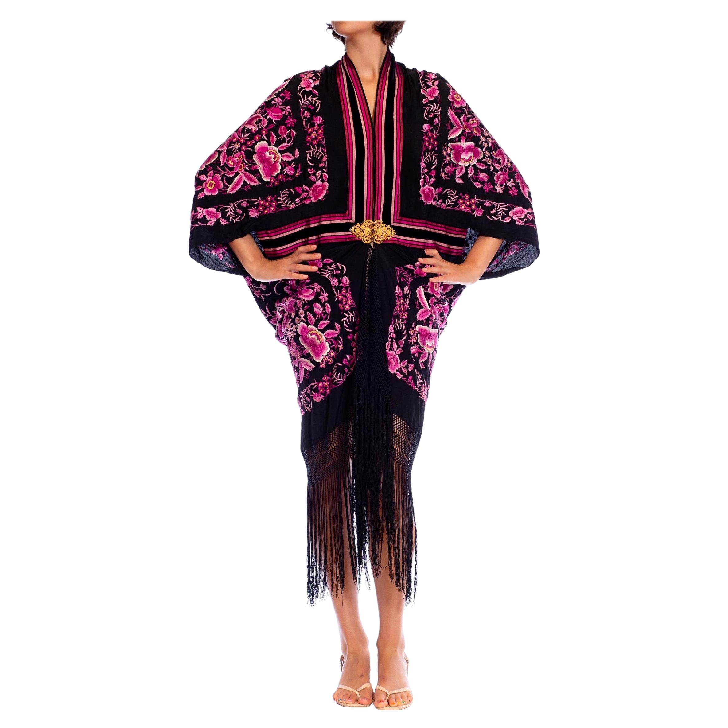 MORPHEW ATELIER Châle piano en soie brodée lilas et noir avec F