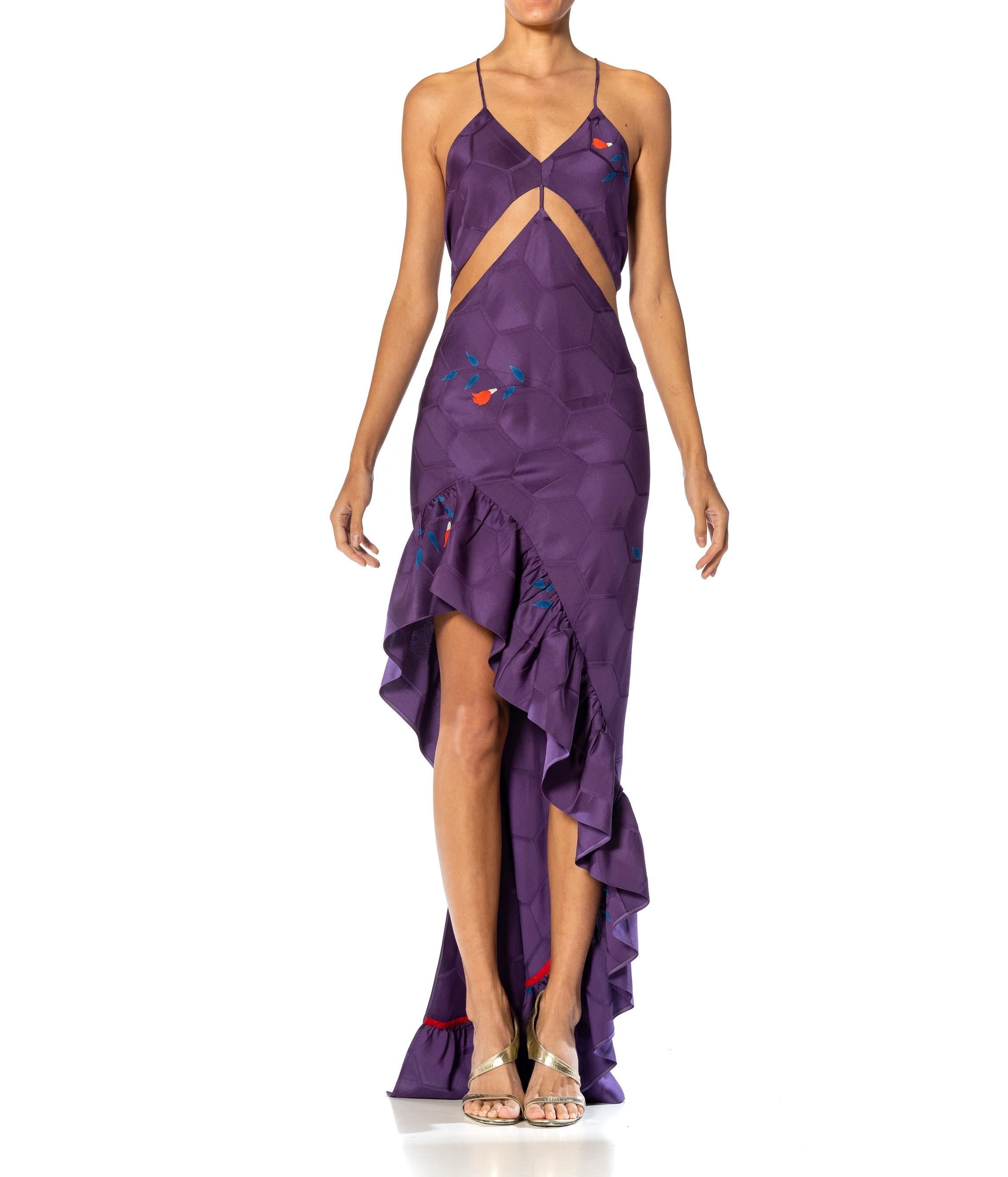 Cette robe est fabriquée à partir de tissus 100% recyclés MORPHEW ATELIER Purple Bias Cut Japanese Kimono Silk Gown 
