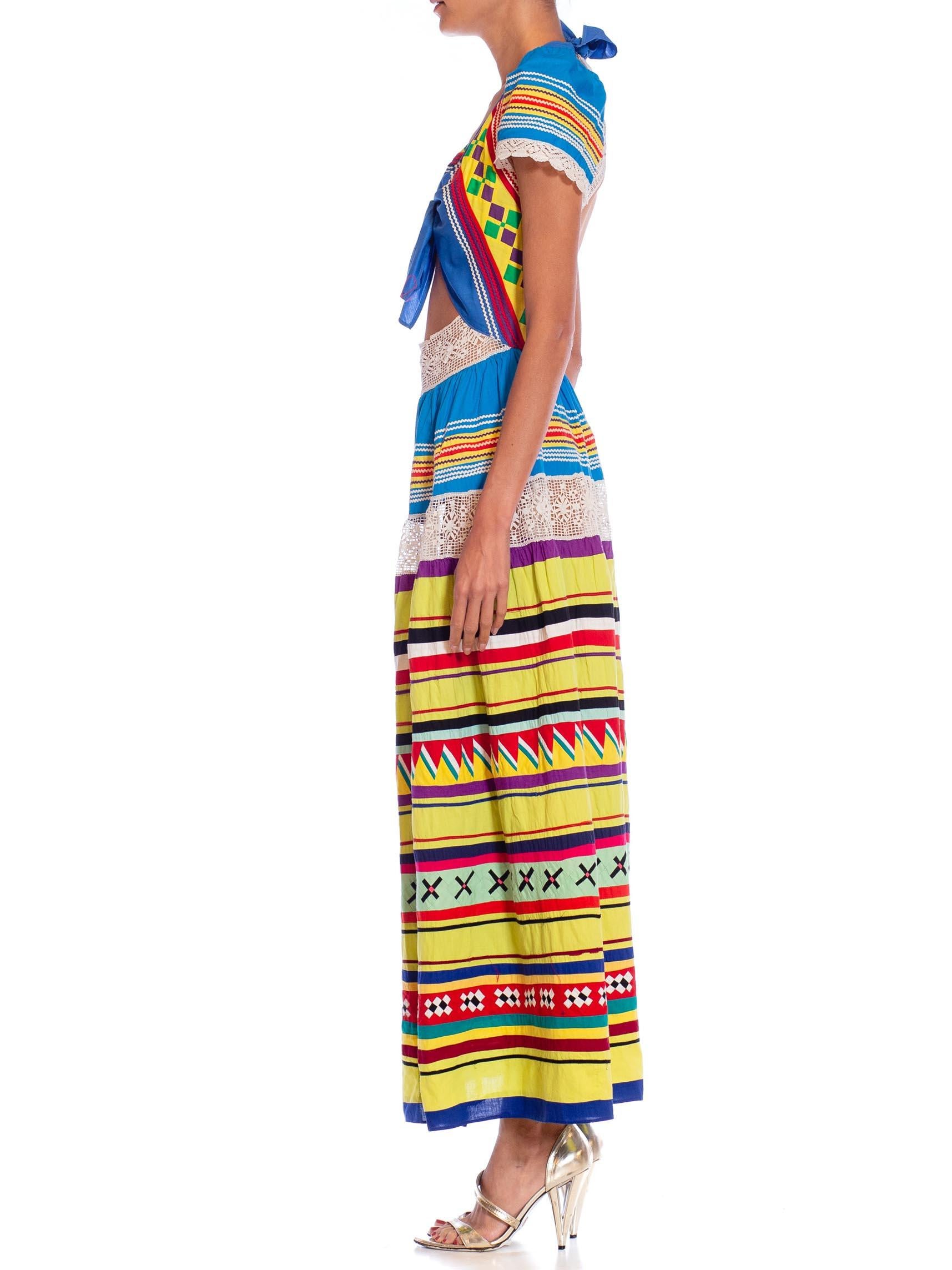 Dieses Kleid ist aus Vintage-Stücken aus den 1940er, 50er und 70er Jahren gefertigt. Ursprünglich wurde es vom Stamm der Seminolen in Florida hergestellt und an Touristen verkauft, die Florida in den frühen Tagen besuchten. In unserem Atelier in