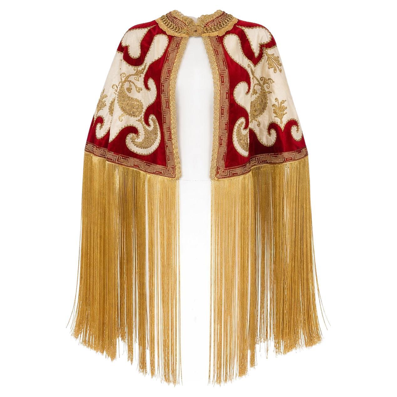 Morphew ATELIER Cape à franges en velours doublé de soie, broderie antique en lamé rouge et or