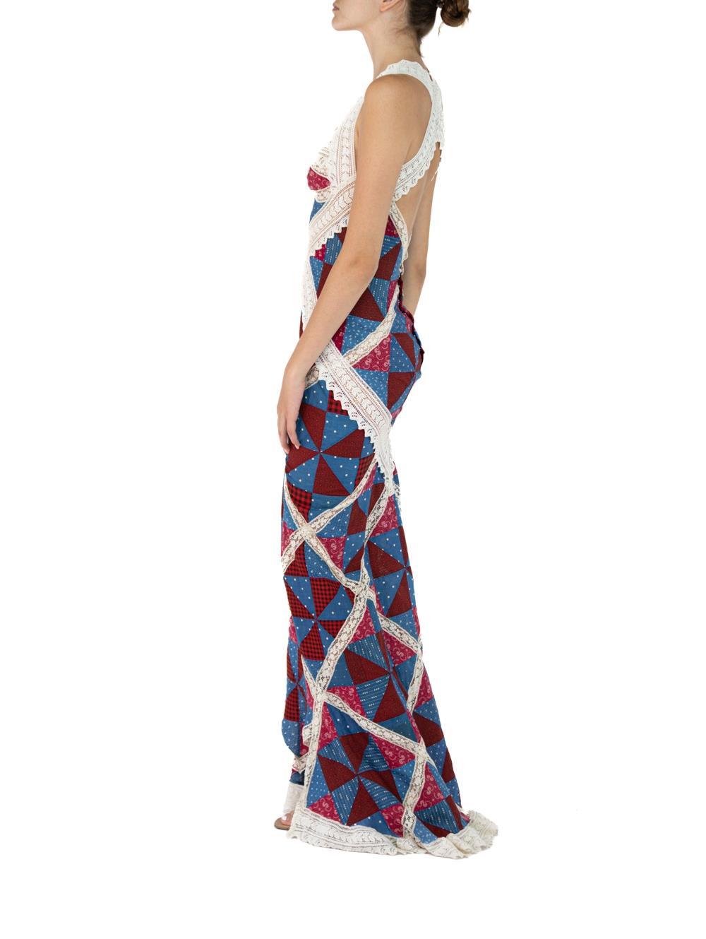 Morphew Atelier Rotes, weißes und blaues viktorianisches Spitzen-Patchwork-Kleid aus Baumwollmischung im Zustand „Hervorragend“ im Angebot in New York, NY