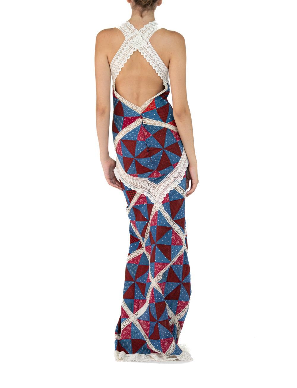 Morphew Atelier Rotes, weißes und blaues viktorianisches Spitzen-Patchwork-Kleid aus Baumwollmischung im Angebot 1