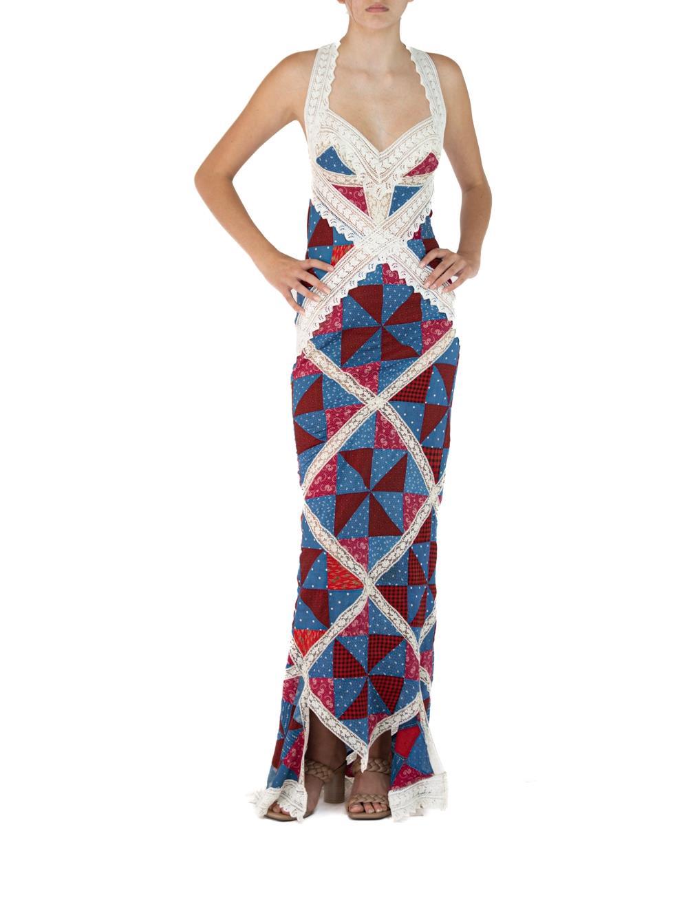Morphew Atelier Rotes, weißes und blaues viktorianisches Spitzen-Patchwork-Kleid aus Baumwollmischung im Angebot 3