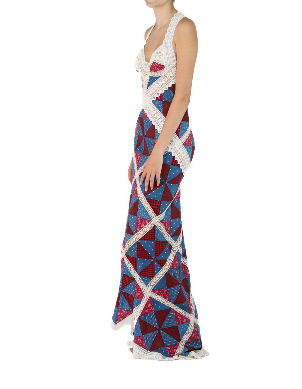 Morphew Atelier Rotes, weißes und blaues viktorianisches Spitzen-Patchwork-Kleid aus Baumwollmischung im Angebot 4