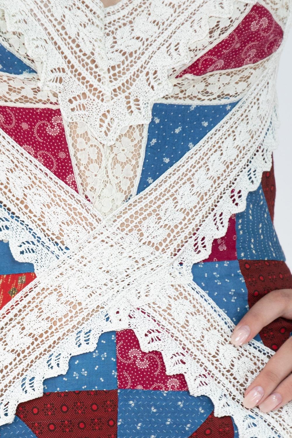 Morphew Atelier Rotes, weißes und blaues viktorianisches Spitzen-Patchwork-Kleid aus Baumwollmischung im Angebot 5
