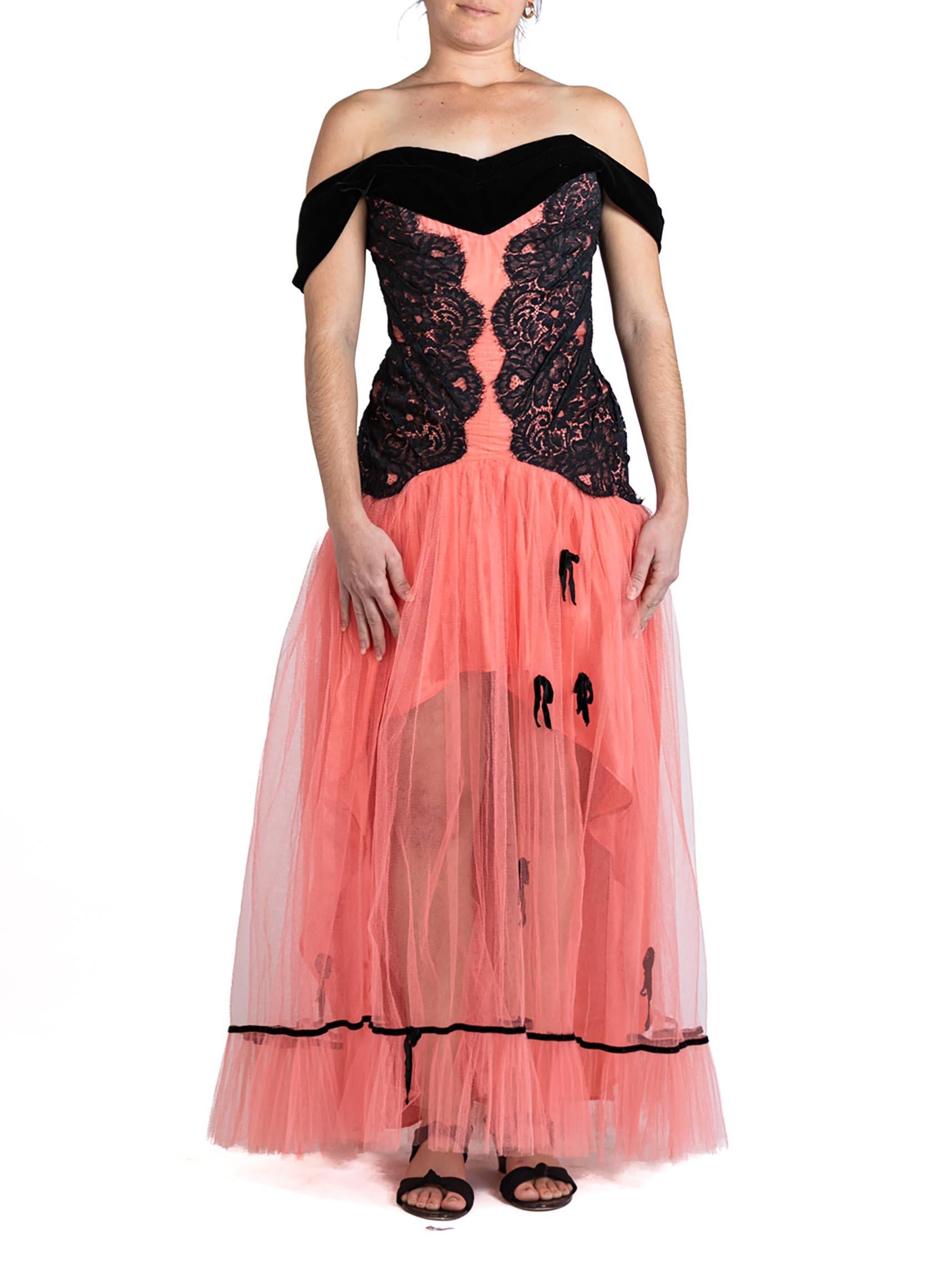 MORPHEW ATELIER Lachsrosa & Schwarzes Kleid aus Viskosemischung und Tüllspitze mit Samtschleife Damen im Angebot