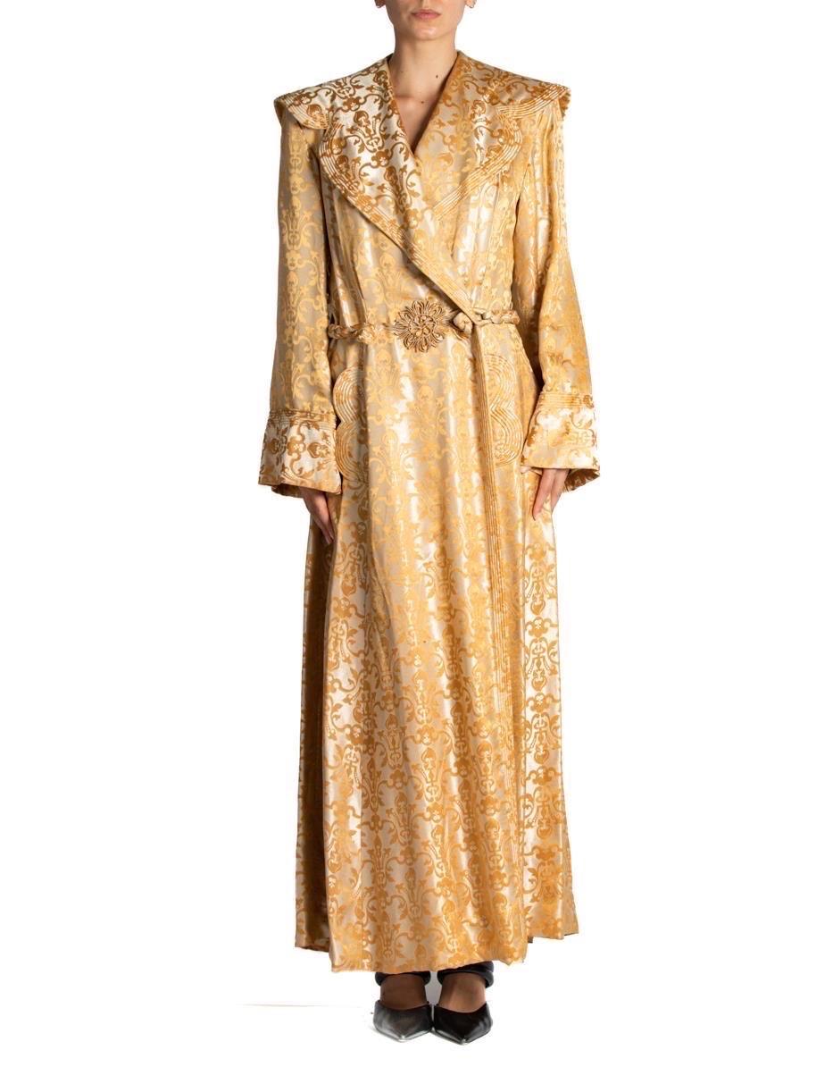Dieses Kleid ist aus antikem Silberlamé der 1930er Jahre mit edwardianisch besticktem Seidentüll gefertigt. Aufgrund der Natur der 100 Jahre alten Textilien werden alle Abweichungen in den Stoffen als schöne Patina des antiken Silbers gesehen, nicht